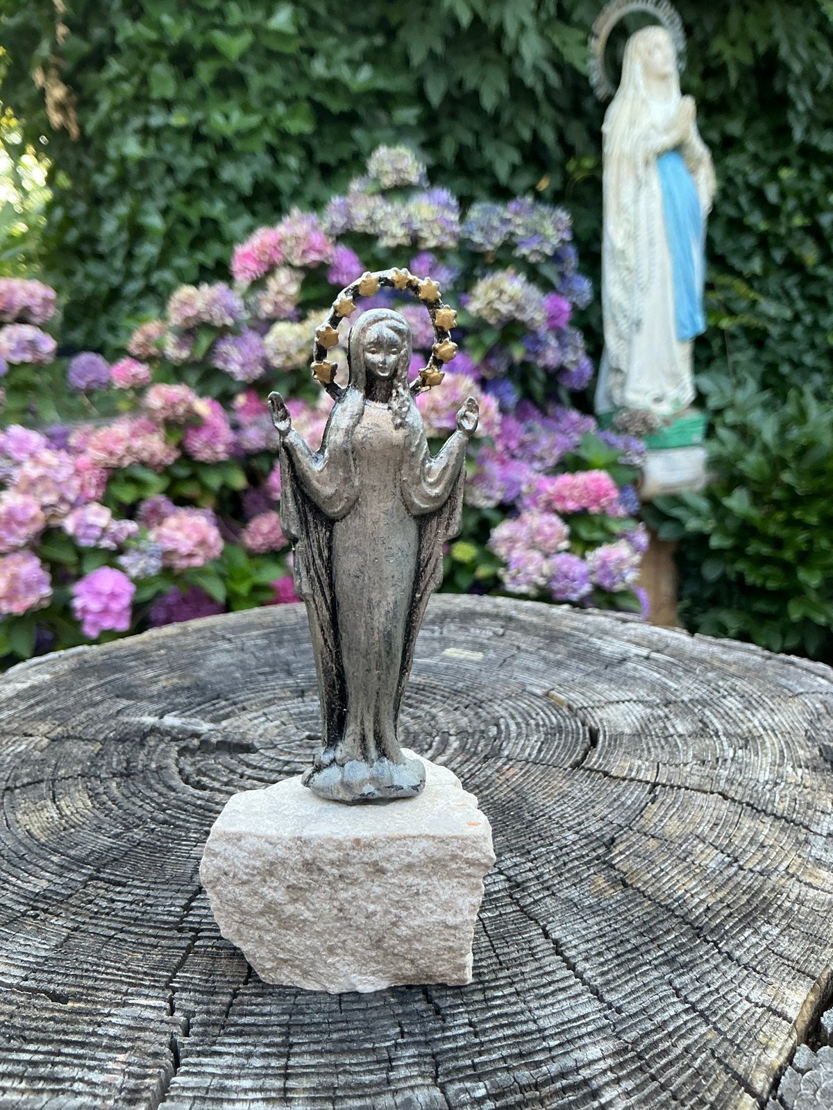 Vintage metalen Maria beeldje ❤️ op stenen voetstuk, Antiek en Kunst, Antiek | Religie, Ophalen of Verzenden