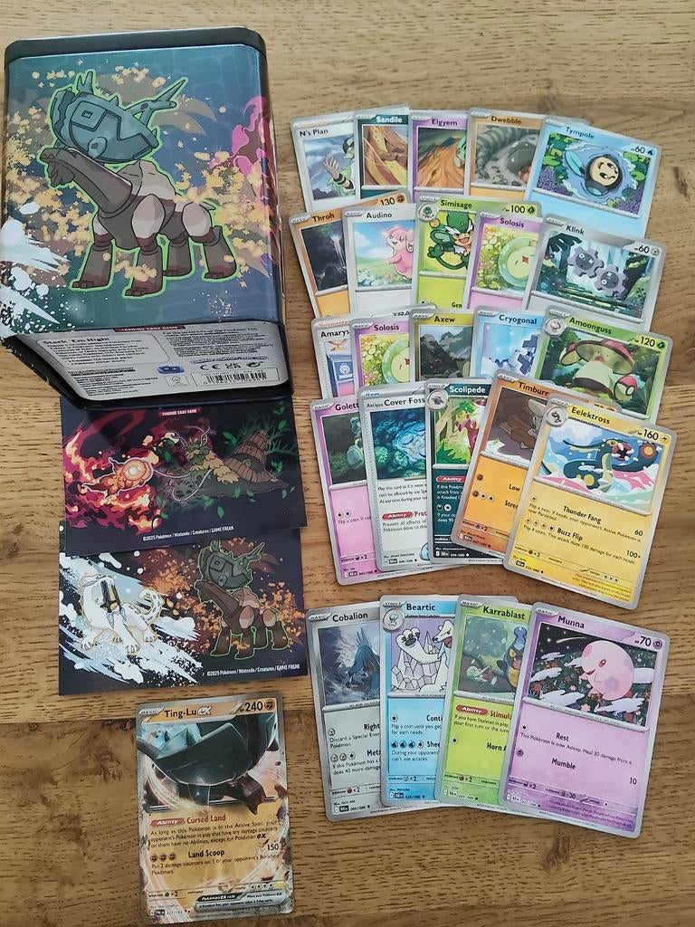 Ting-lu tin gevuld met Pokémon kaarten, Ophalen of Verzenden, Zo goed als nieuw, Meerdere kaarten