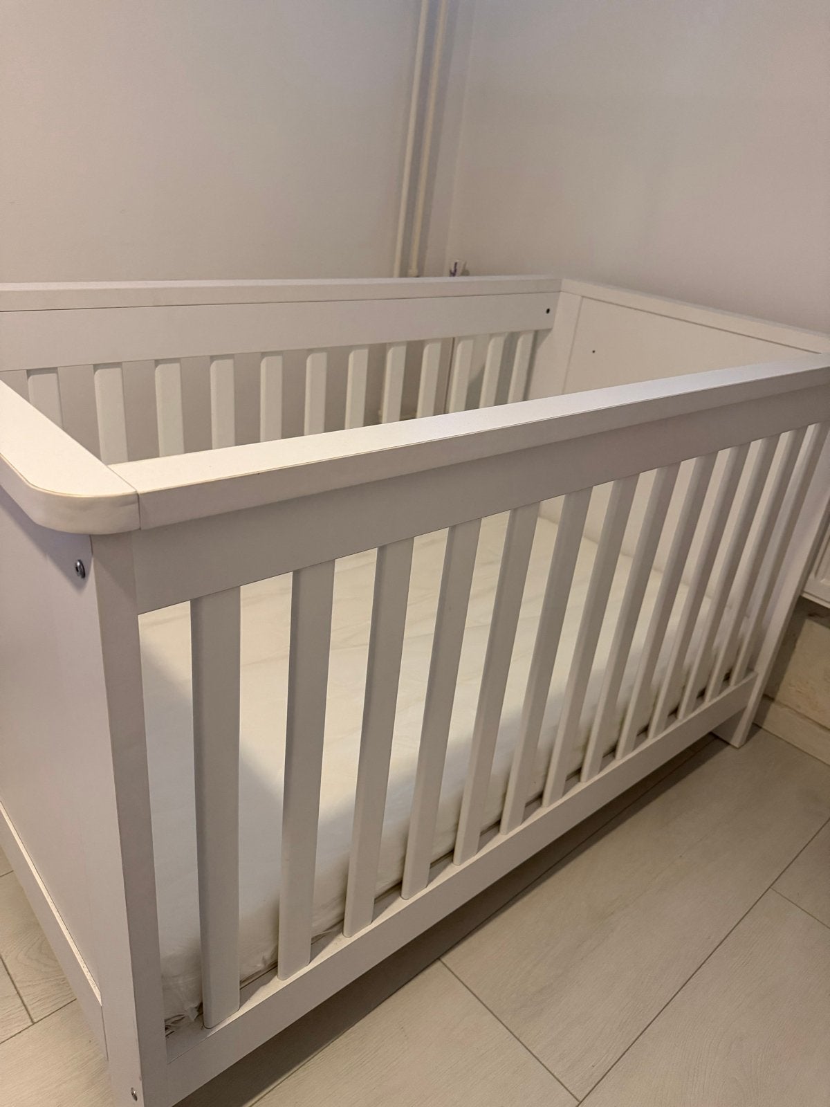 Wit babybedje met matras en commode, Ophalen, 70 tot 85 cm, 140 tot 160 cm, Zo goed als nieuw