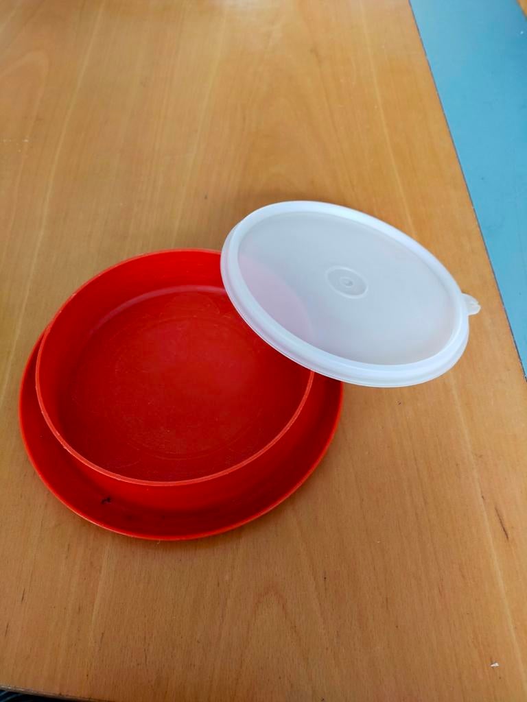 1 bordje van tupperware met deksel, Huis en Inrichting, Keuken | Tupperware, Ophalen of Verzenden, Gebruikt, Oranje, Overige typen