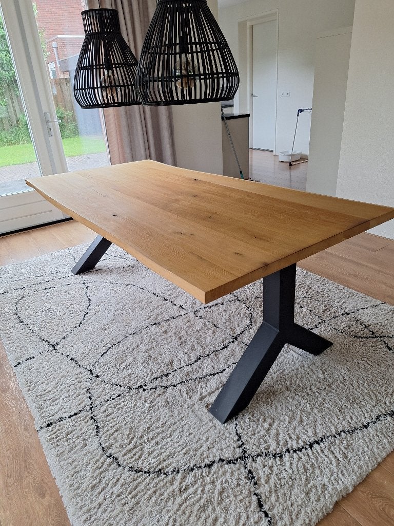 Eettafel boomstam met zwarte poten, Ophalen, 100 tot 150 cm, 200 cm of meer, Zo goed als nieuw