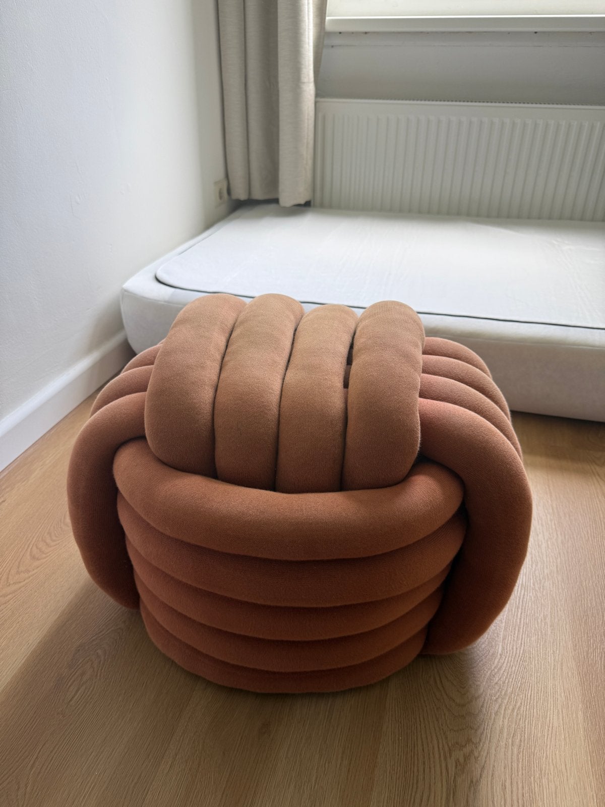 Westwing Knot Pouf Twist, Huis en Inrichting, Banken | Voetenbanken en Poefen, Ophalen, Gebruikt, Rond, Minder dan 50 cm
