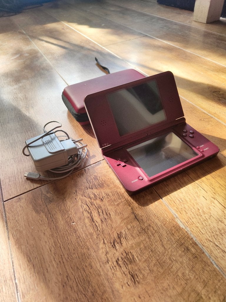 Nintendo DS XL Wijnrood|Bordeaux Rood met Oplader + Case, Spelcomputers en Games, Spelcomputers | Nintendo DS, Ophalen of Verzenden