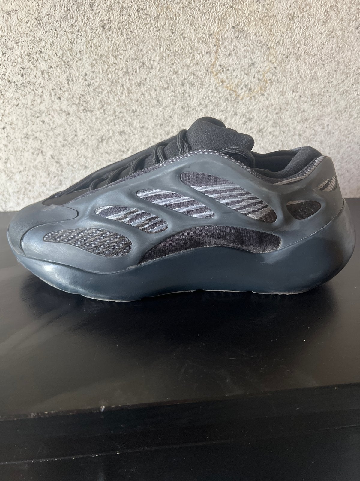 Adidas Yeezy 700 V3, Ophalen, Zwart, Sneakers of Gympen, Zo goed als nieuw
