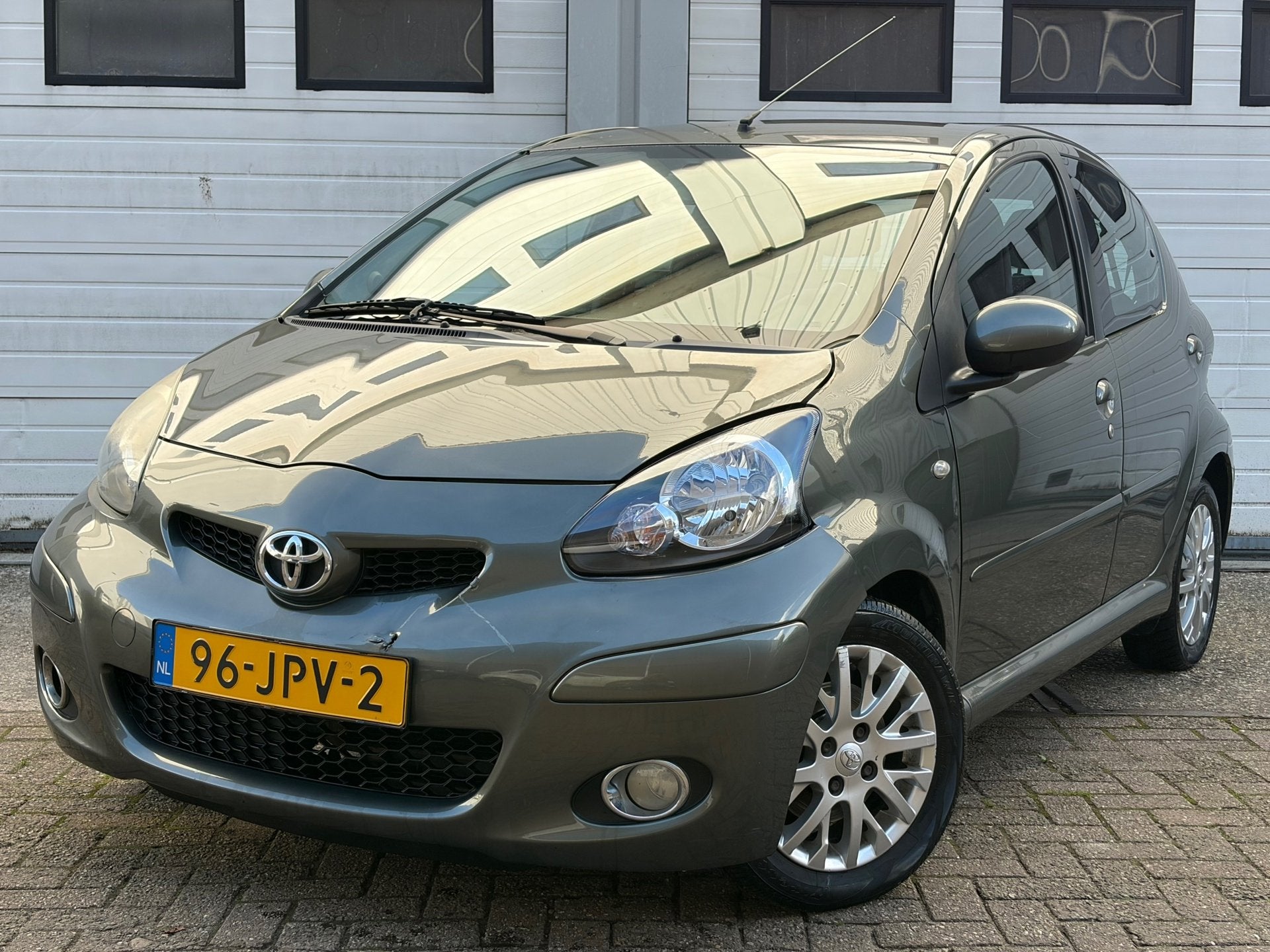Toyota Aygo 1.0-12V Nieuwe apk trekhaak elektrische ramen to, Auto's, Voorwielaandrijving, Dealer onderhouden, Gebruikt, 4 stoelen