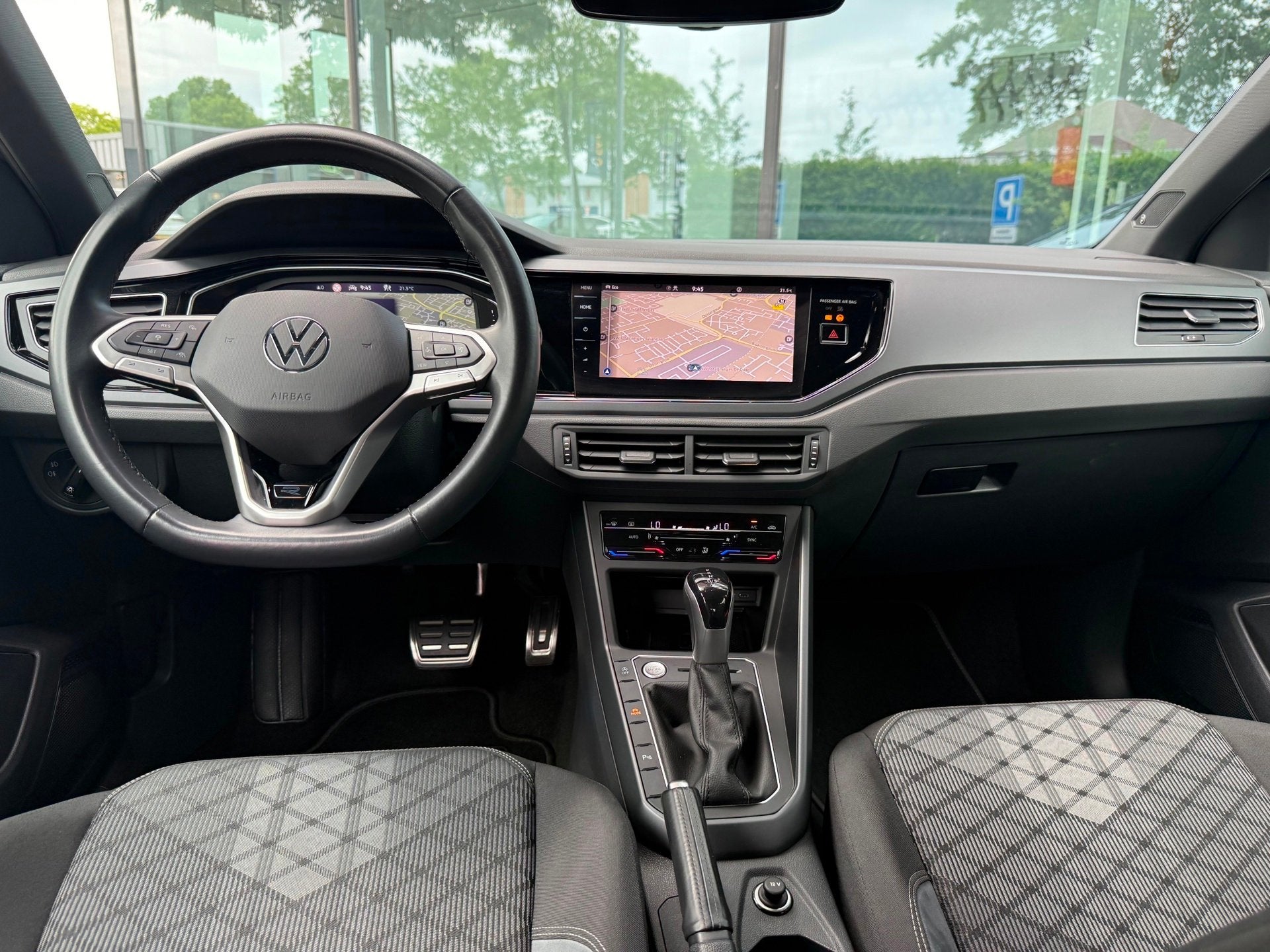 Volkswagen Polo 1.0 TSI R-Line - Automaat - Navi - Camera -, Auto's, Dealer onderhouden, Gebruikt, Leder en Stof, 49 €/maand