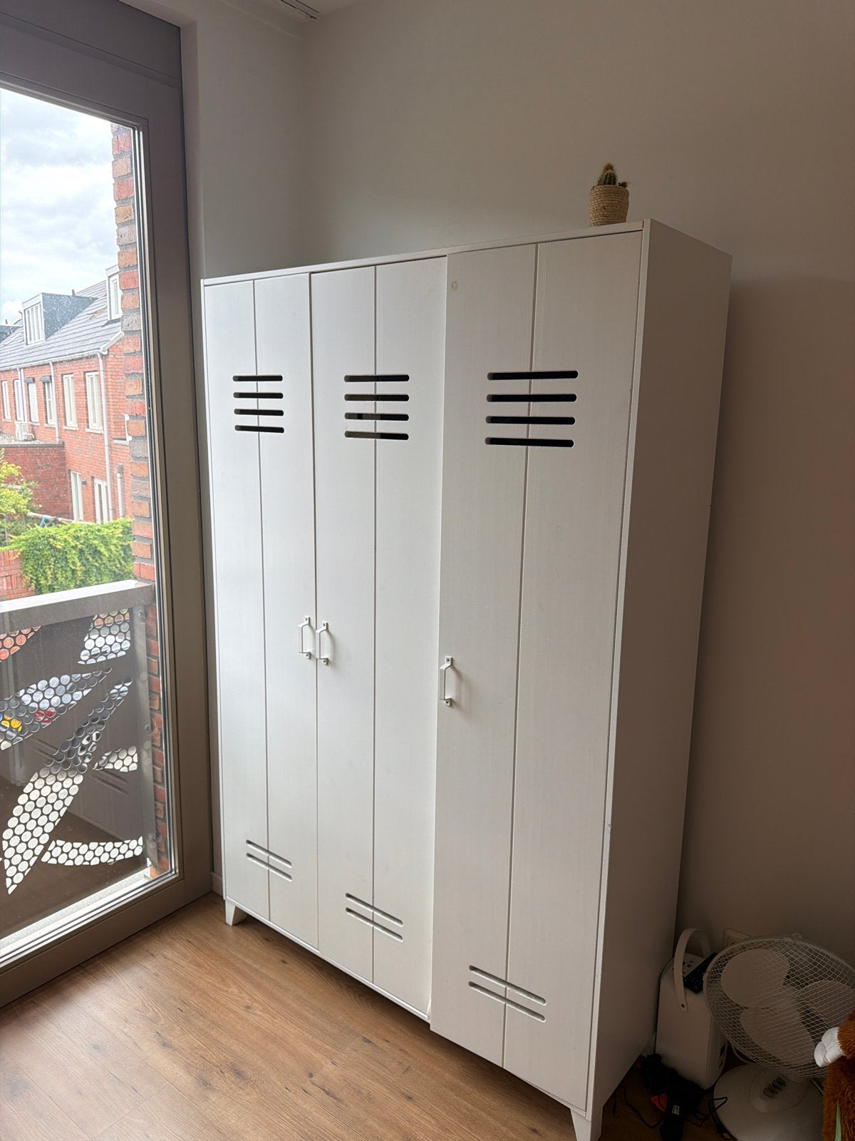 Witte kledingkast met 3 deuren en planken van VT Wonen, Ophalen, 100 tot 150 cm, Zo goed als nieuw, 150 tot 200 cm