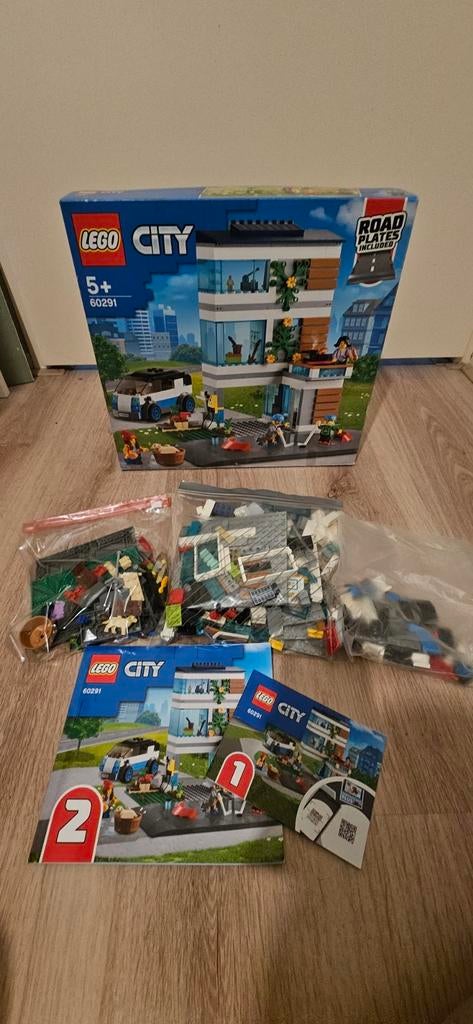 LEGO City 60291 Modern Familiehuis met Doos en Boekjes, City, Lego, Ophalen of Verzenden, Zo goed als nieuw