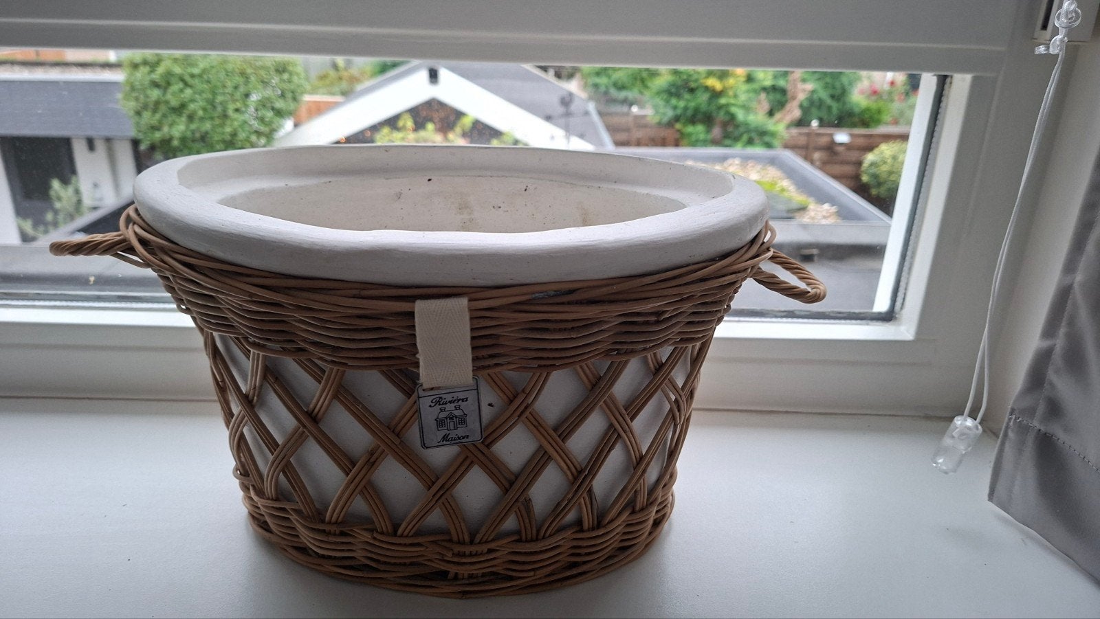 Riviera Maison rieten/rattan bloempot, Ophalen of Verzenden, Zo goed als nieuw, Ovaal, Riet