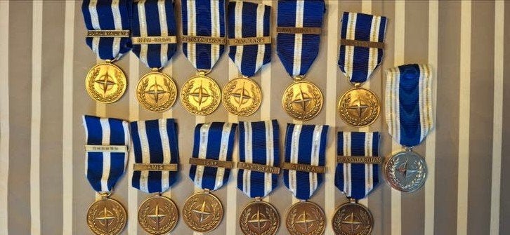 NATO medailles, Ophalen of Verzenden, Landmacht, Nederland, Lintje, Medaille of Wings