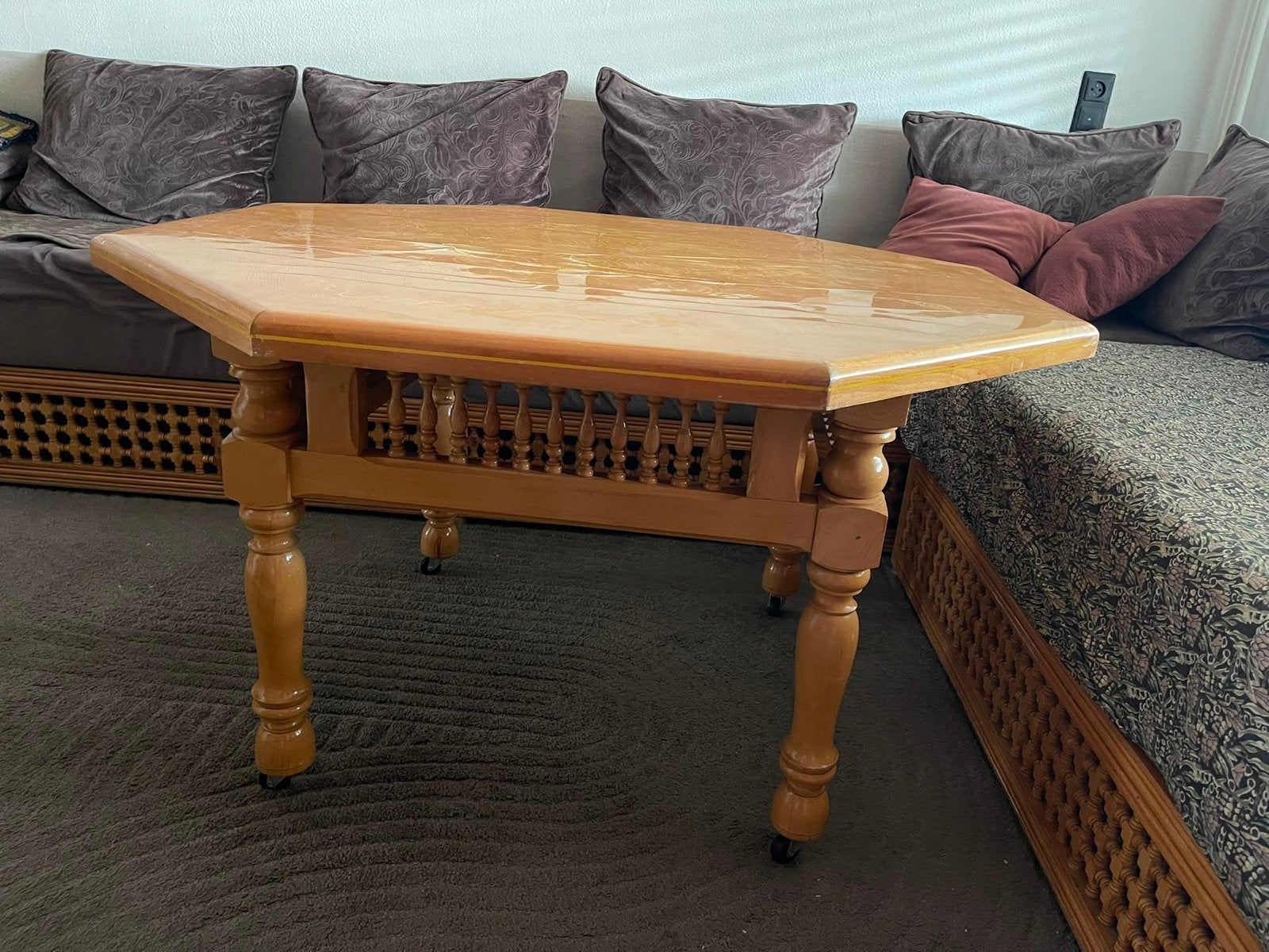 2 houten salontafels / tafels met sierlijke poten, Ophalen