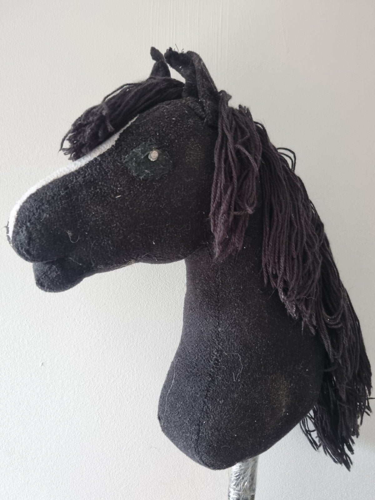 Zwarte hobbyhorse met witte bles en manen, Ophalen of Verzenden