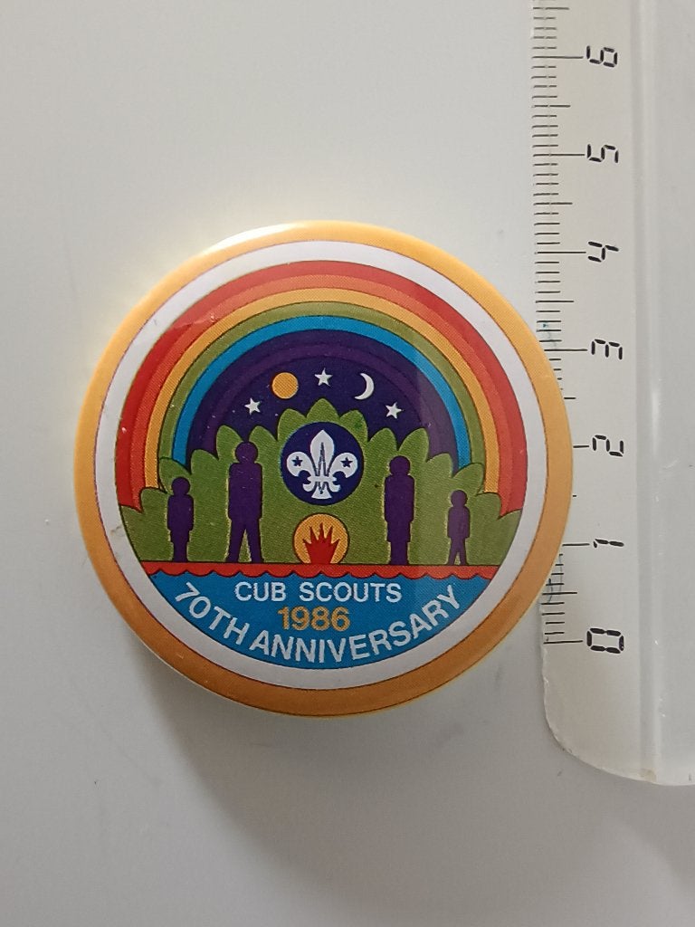 UK Vintage Pin Badge CUB SCOUTS 1986 70th ANNIVERSARY, Ophalen of Verzenden, Zo goed als nieuw, Embleem, Speld of Insigne