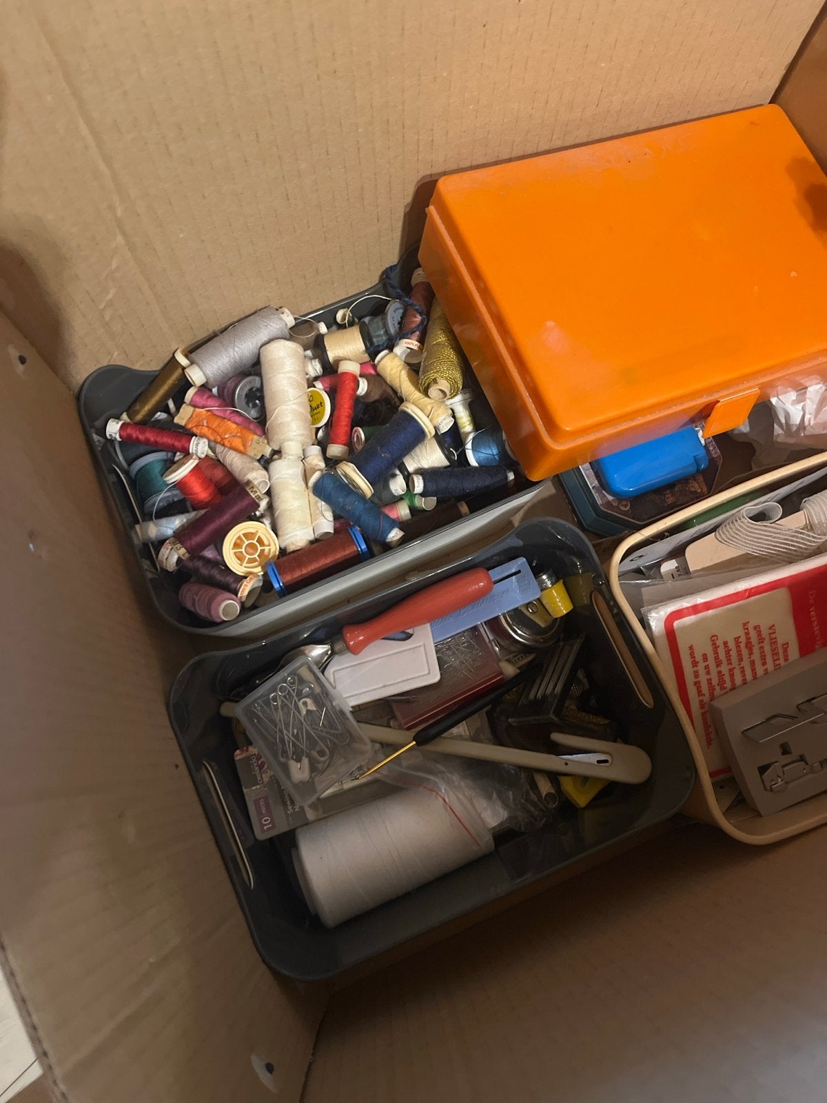 Doos met garen, knopen en fournituren, Ophalen, Gebruikt, Garen of Naald(en)