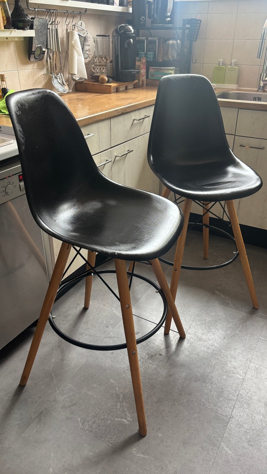 2 zwarte design barkrukken – Eames stijl – hout/zwart, Ophalen, Gebruikt, Met voetsteun, 90 cm of meer