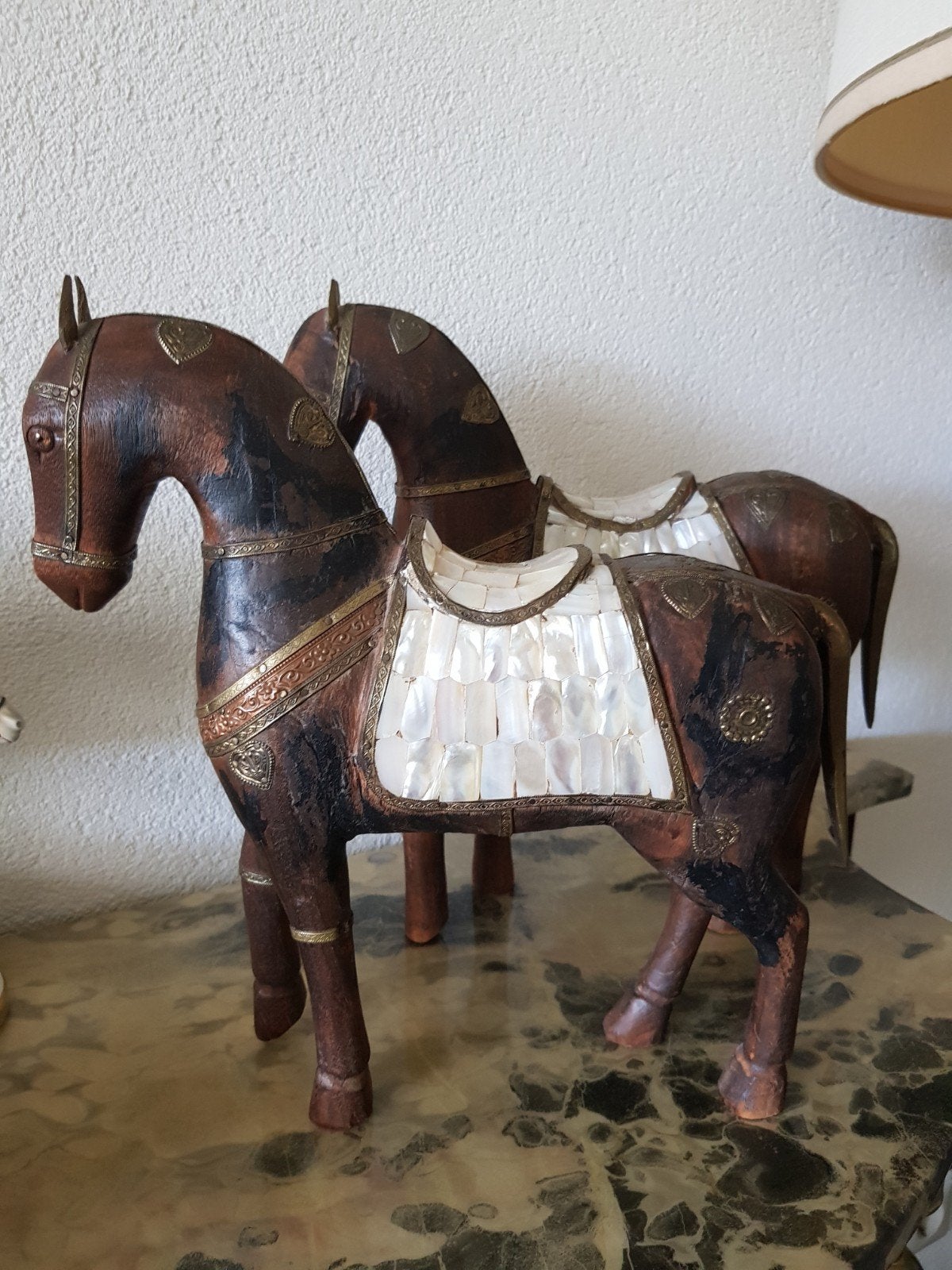 Twee houten paardenbeelden, Ophalen of Verzenden