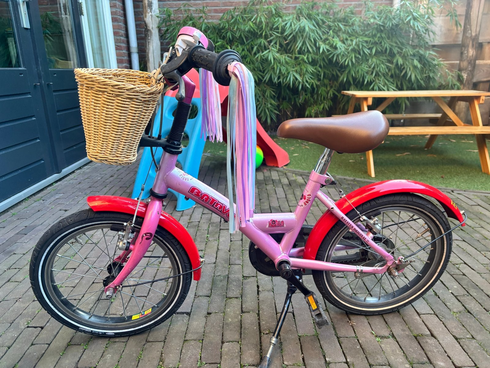 Roze batavus kinderfiets 3-5 jaar met mandje en zijwieltjes, Fietsen en Brommers, Terugtraprem, Zijwieltjes, Ophalen of Verzenden