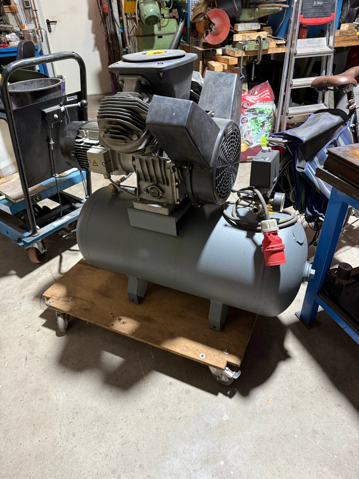 Atlas Copco LE22 10 S Compressor - 220 L/min, Doe-het-zelf en Verbouw, Compressors, Ophalen, Zo goed als nieuw, 200 tot 400 liter/min