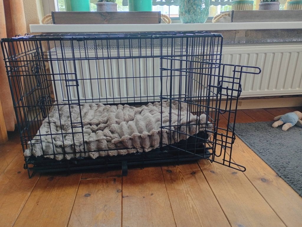 Honden bench met zwarte plastic bodem, Ophalen, Zo goed als nieuw