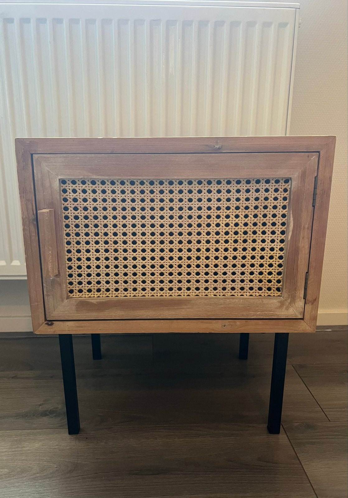 Nachtkastje Xenos hout met metalen pootjes, Huis en Inrichting, Slaapkamer | Nachtkastjes, Ophalen, Gebruikt, 55 tot 70 cm, 45 tot 65 cm