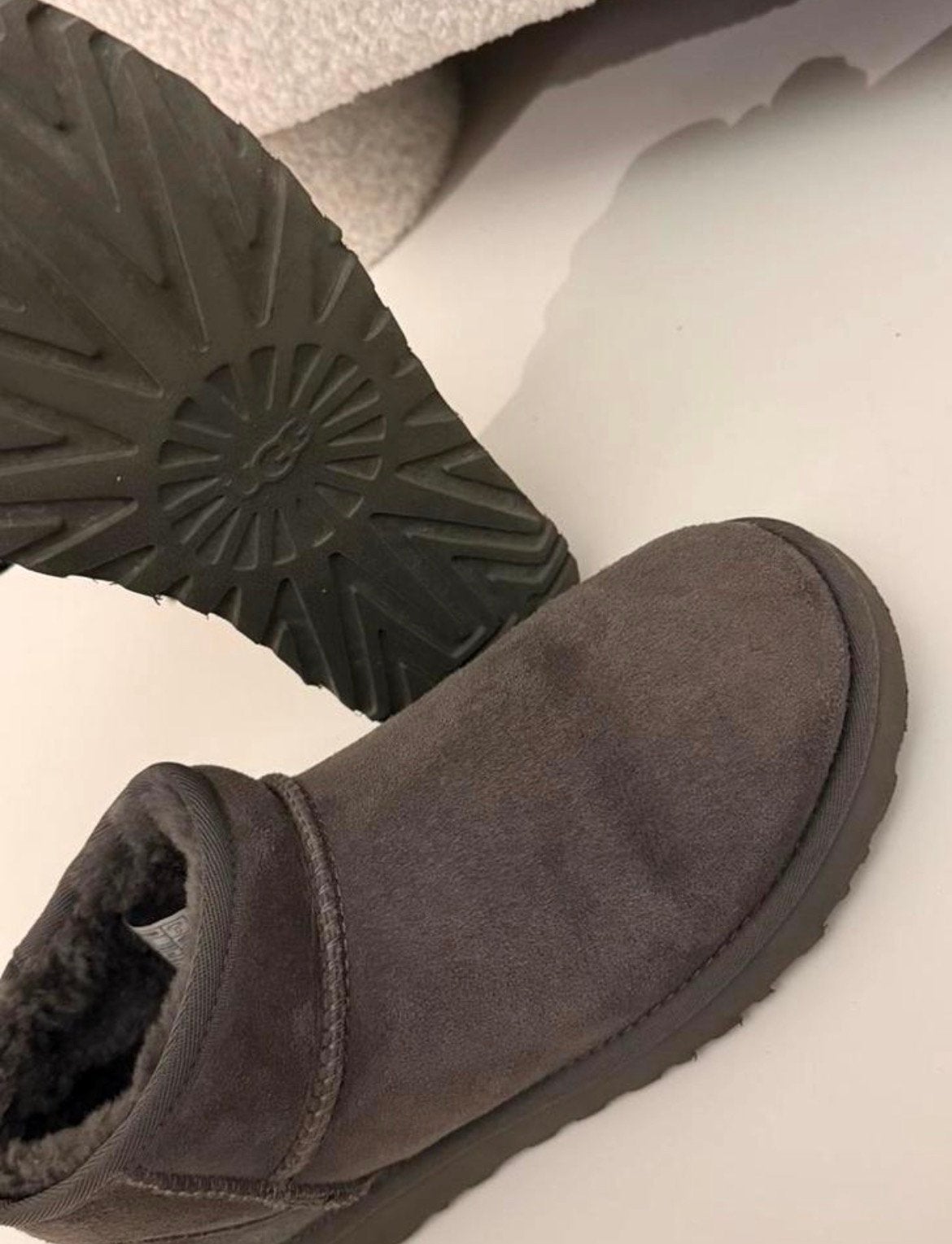 UGG Classic Ultra Mini maat 40, Kleding | Dames, Schoenen, Ophalen of Verzenden, Zo goed als nieuw, Grijs