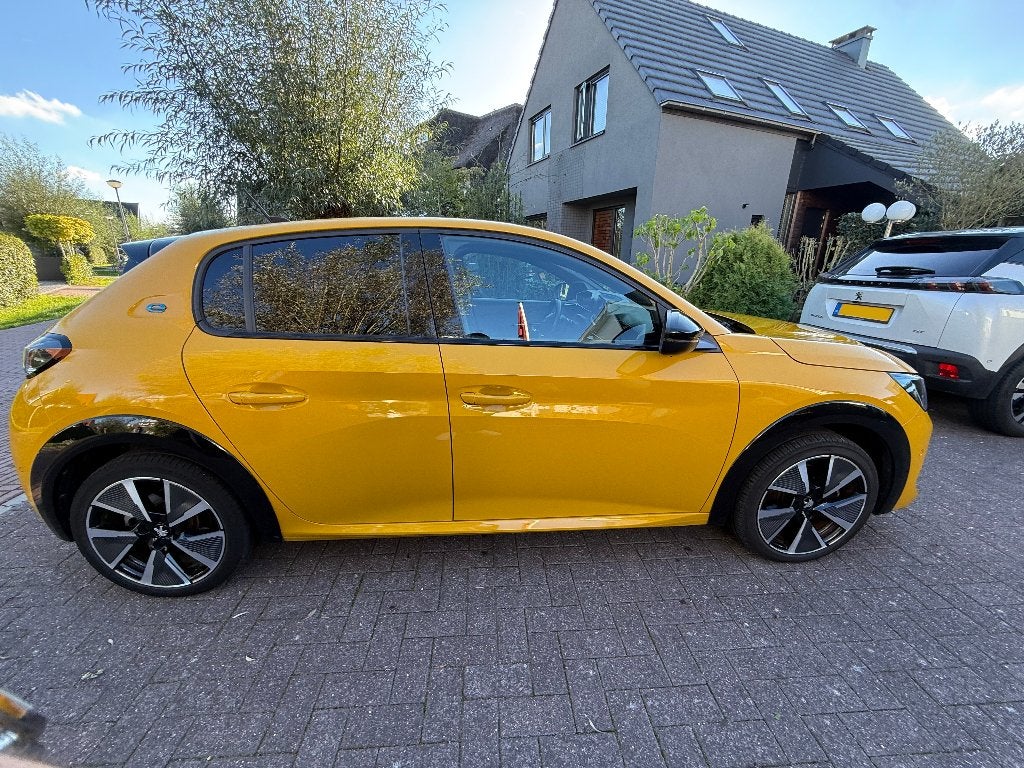 Foto 9 van Peugeot 208-E GT (2022, 38000KM, Geel/zwart)