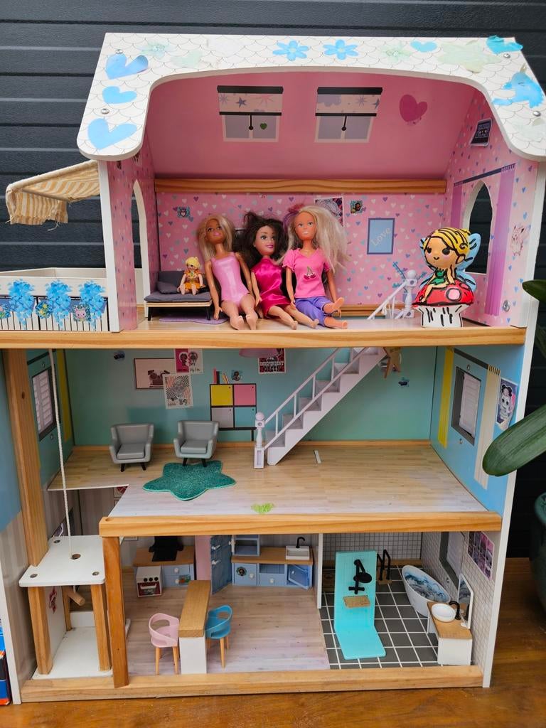 Groot houten poppenhuis met meubels en poppen, Ophalen of Verzenden, Gebruikt, Poppenhuis