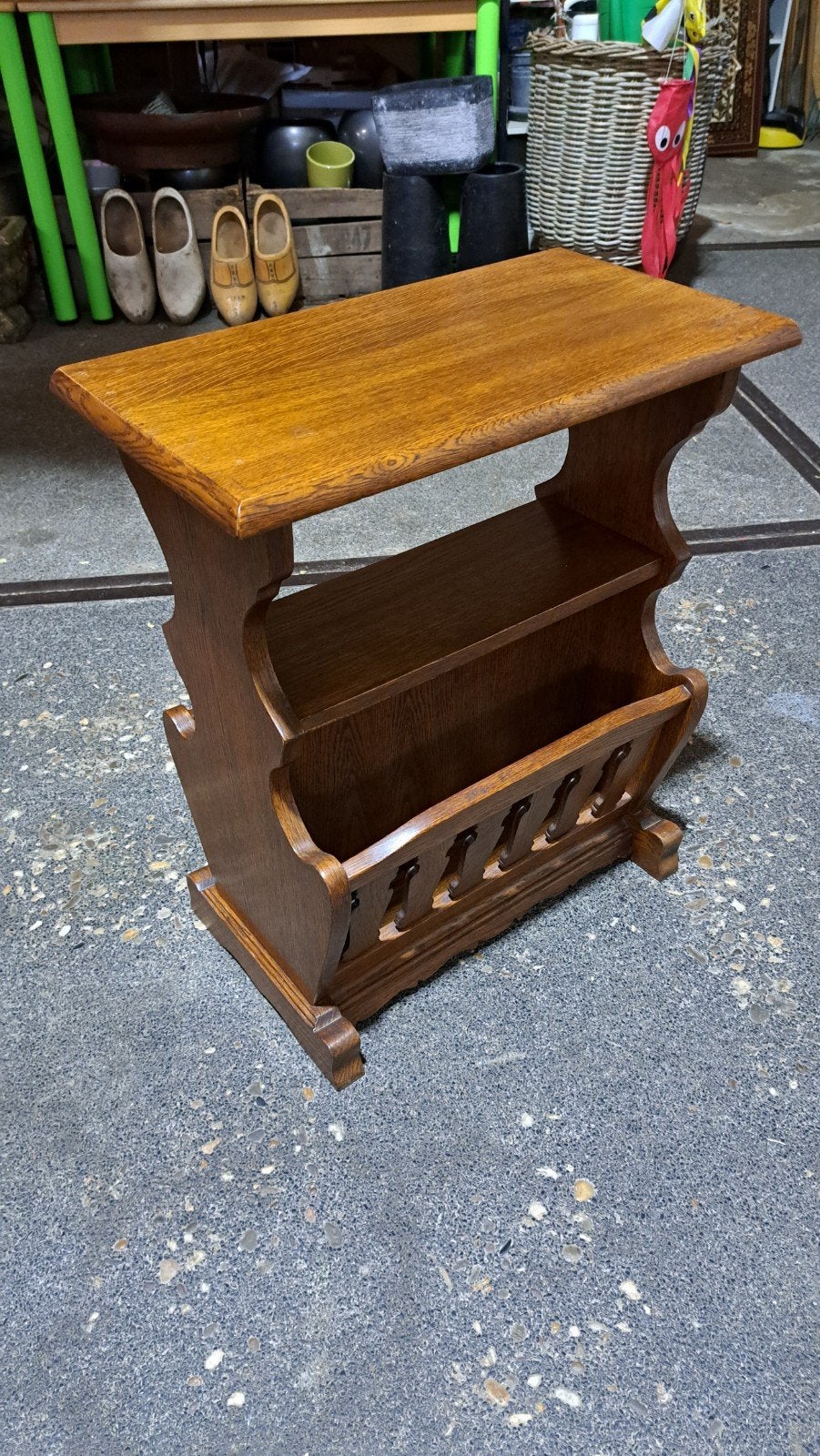 Vintage houten bijzettafel met tijdschriftenrek, Ophalen, Gebruikt, Bruin, Vintage