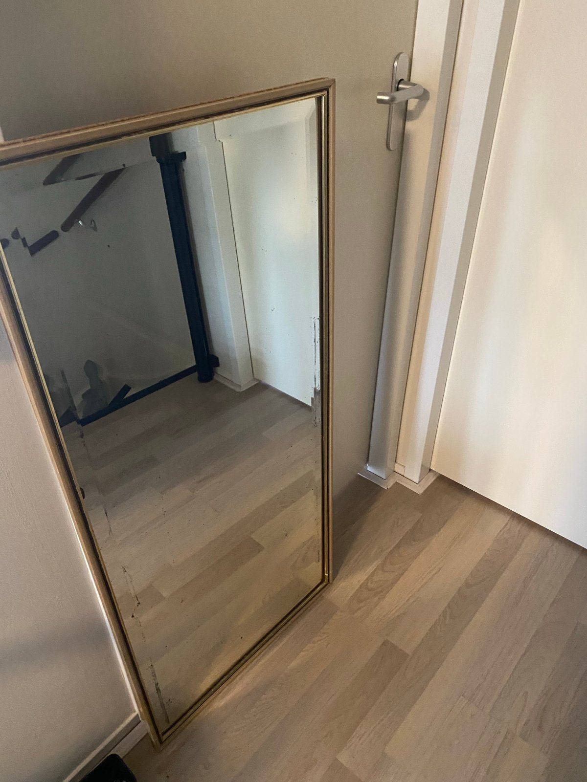 Antieke spiegel met facet geslepen rand en gouden lijst, Antiek en Kunst, Ophalen, Rechthoekig, 50 tot 100 cm, 100 tot 150 cm