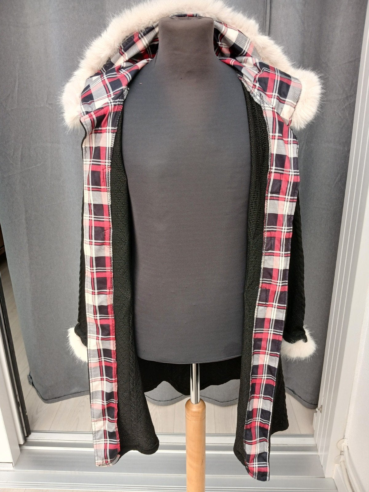 Prachtige nieuw zwarte jas/vest met bont en ruitvoering - Ma, Ophalen of Verzenden, Nieuw, Maat 38/40 (M), Zwart