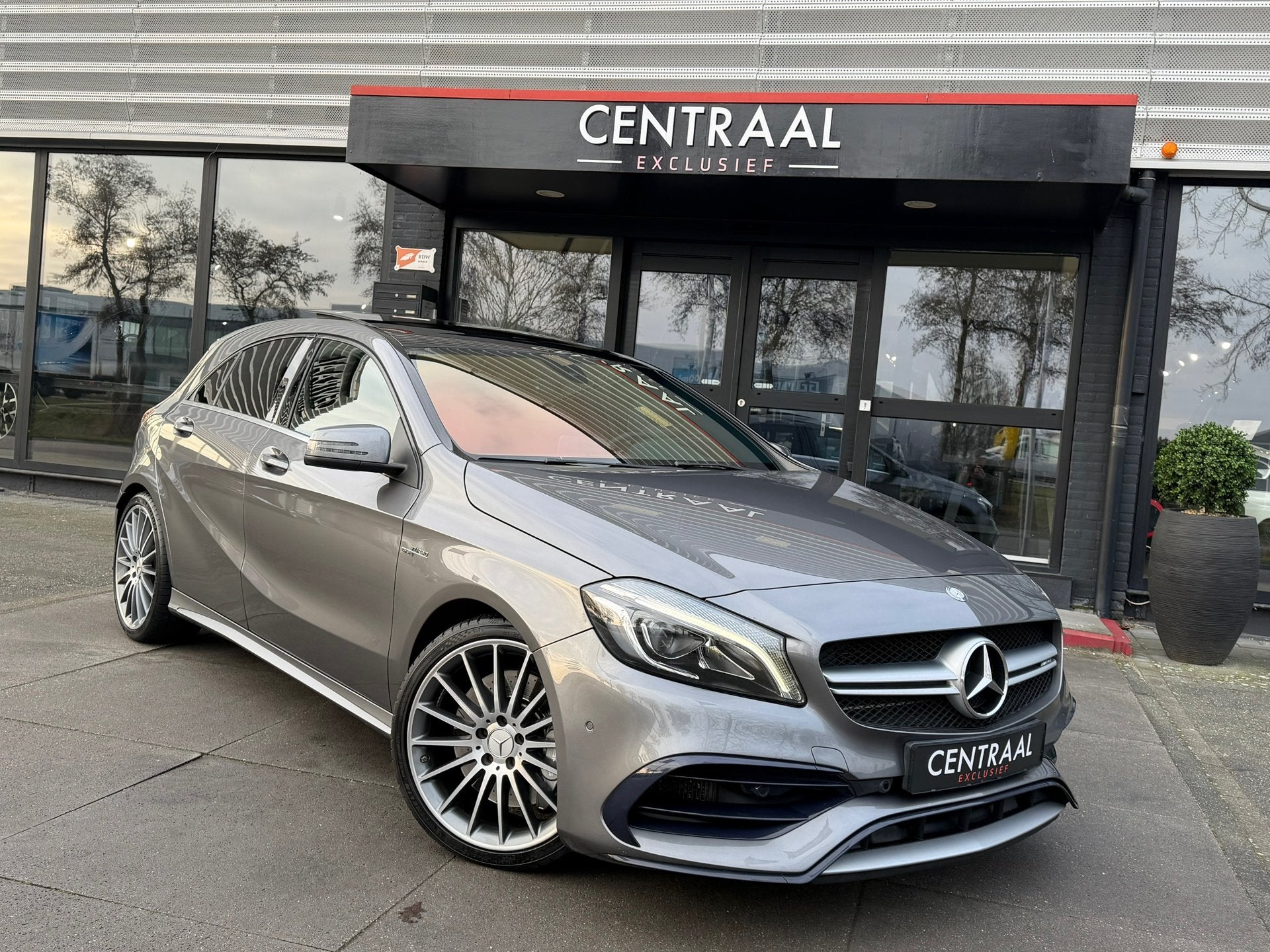 Mercedes-Benz A-klasse 45 AMG 4MATIC Pano|Armytrix|Camera|Le, Automaat, Dealer onderhouden, 4 cilinders, 14 km/l