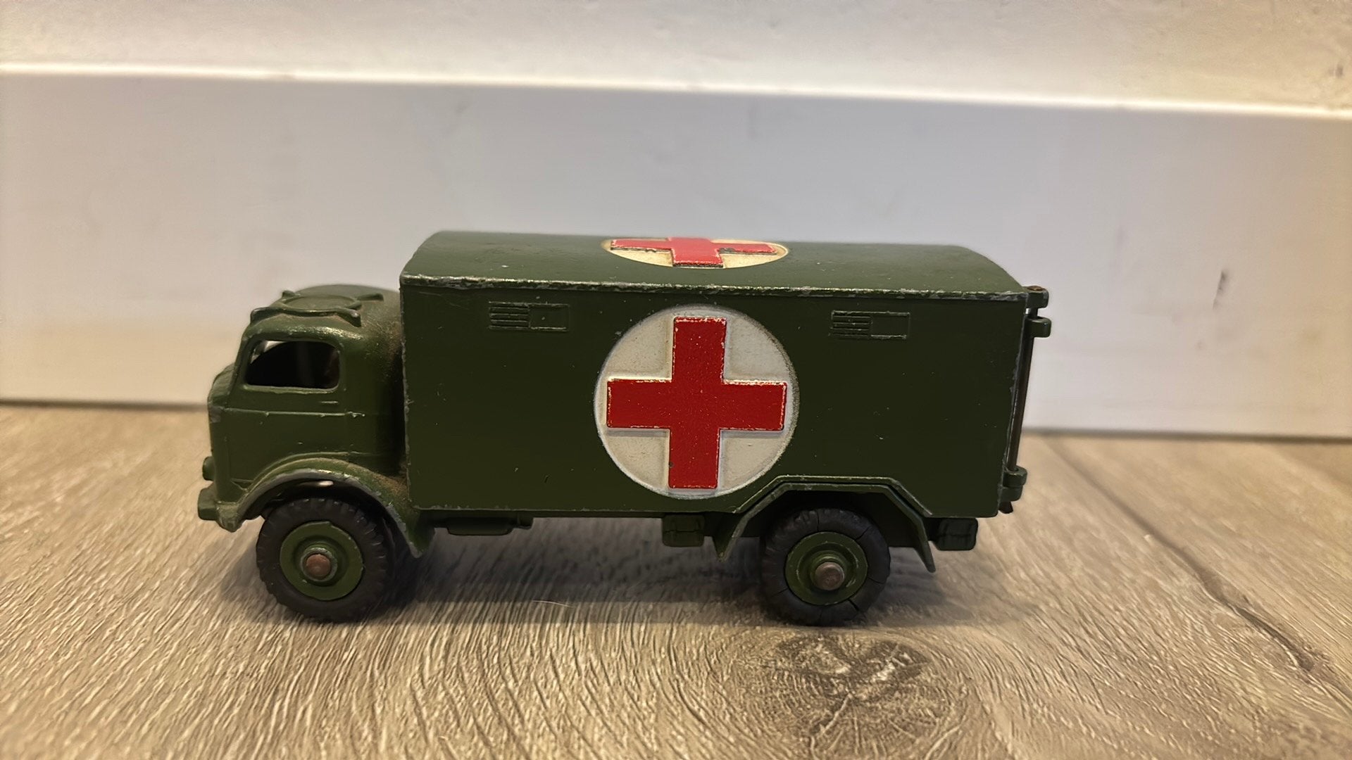 Dinky atoys militaire ambulance, Ophalen of Verzenden, Zo goed als nieuw, Auto, Dinky Toys