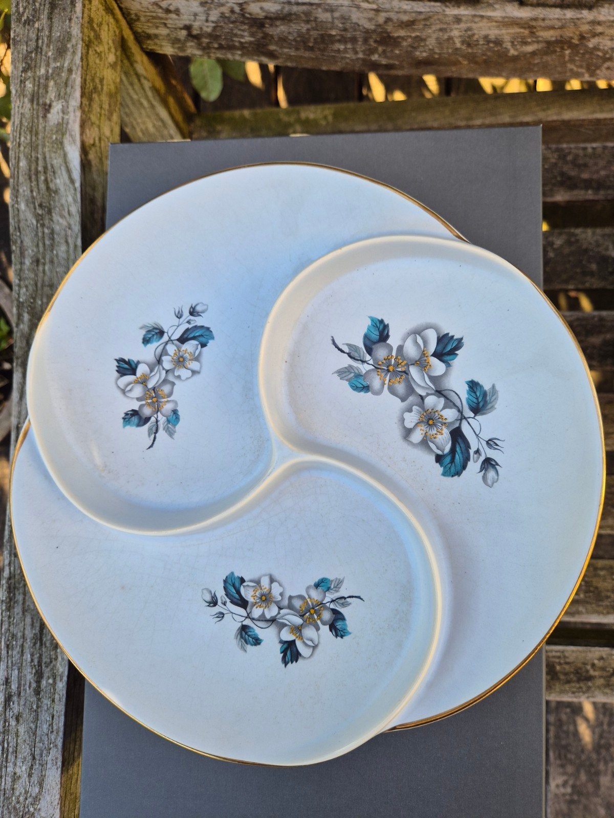 Vintage Flora Plateel Gouda Irene schaal met bloemmotief, Ophalen