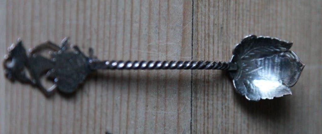 Antieke zilveren theelepel met gedraaide steel en bladmotief, Ophalen