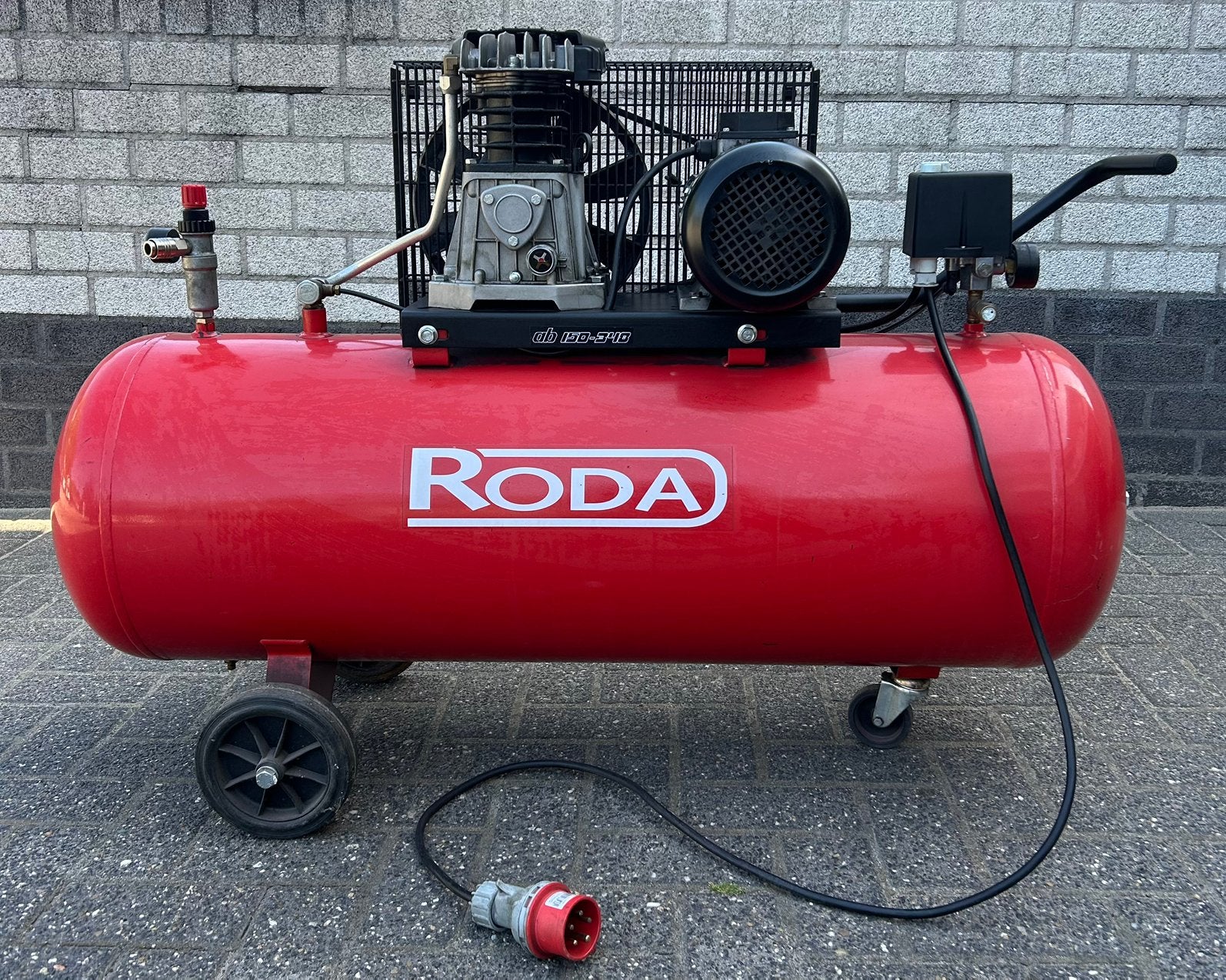 Roda compressor op krachtstroom, Ophalen, Zo goed als nieuw, 200 tot 400 liter/min, Mobiel