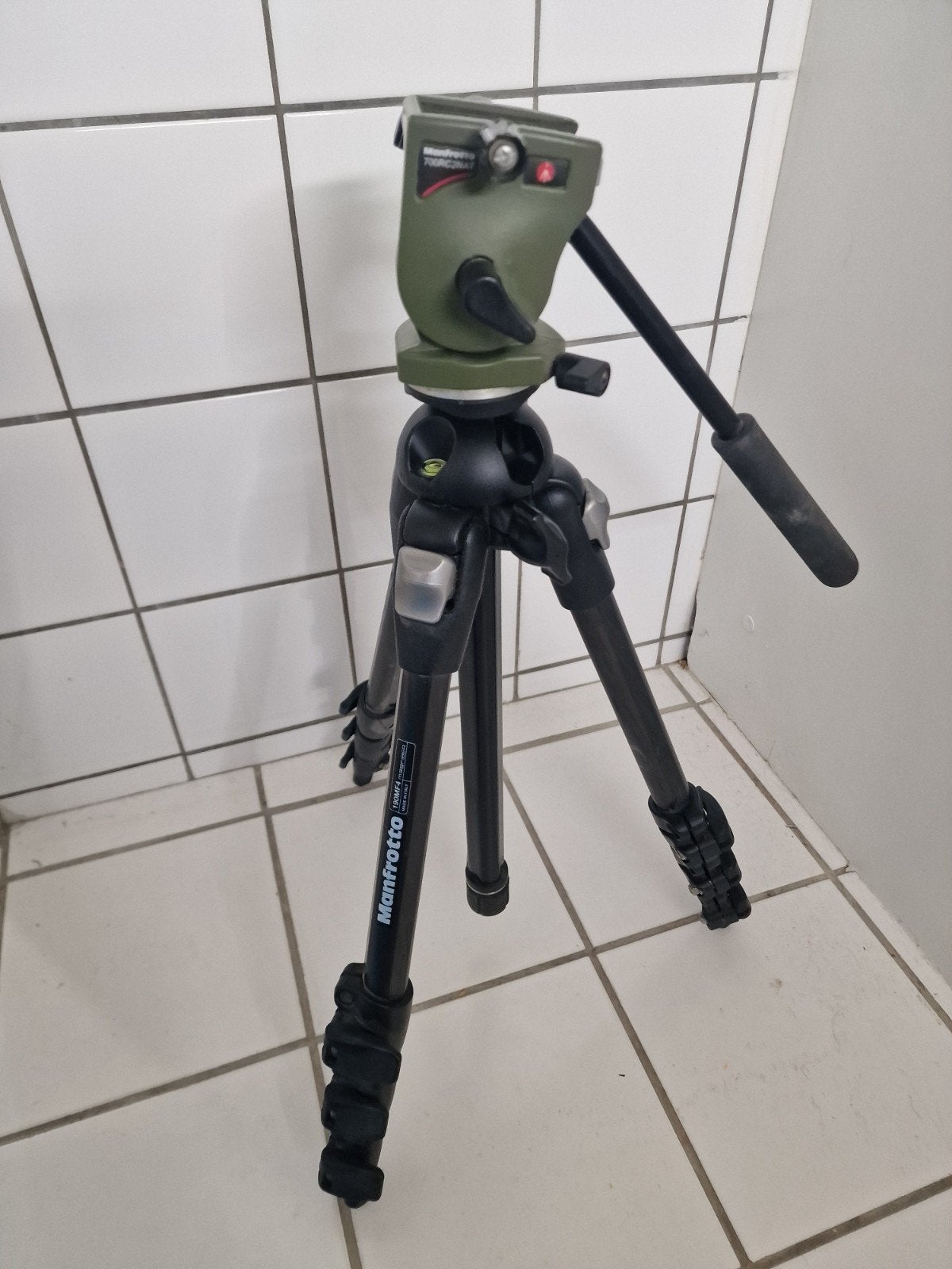 Manfrotto 190MF4 Magfiber statief met 700RC2NAT kop, Audio, Tv en Foto, Fotografie | Statieven en Balhoofden, Gebruikt, Snelkoppelingsplaat