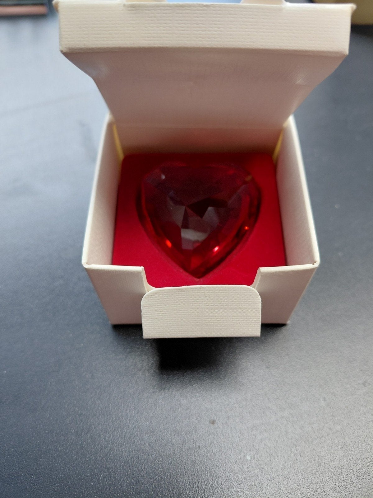 Swarovski rood hart kristal met doosje, Verzamelen, Swarovski, Ophalen of Verzenden, Nieuw, Figuurtje