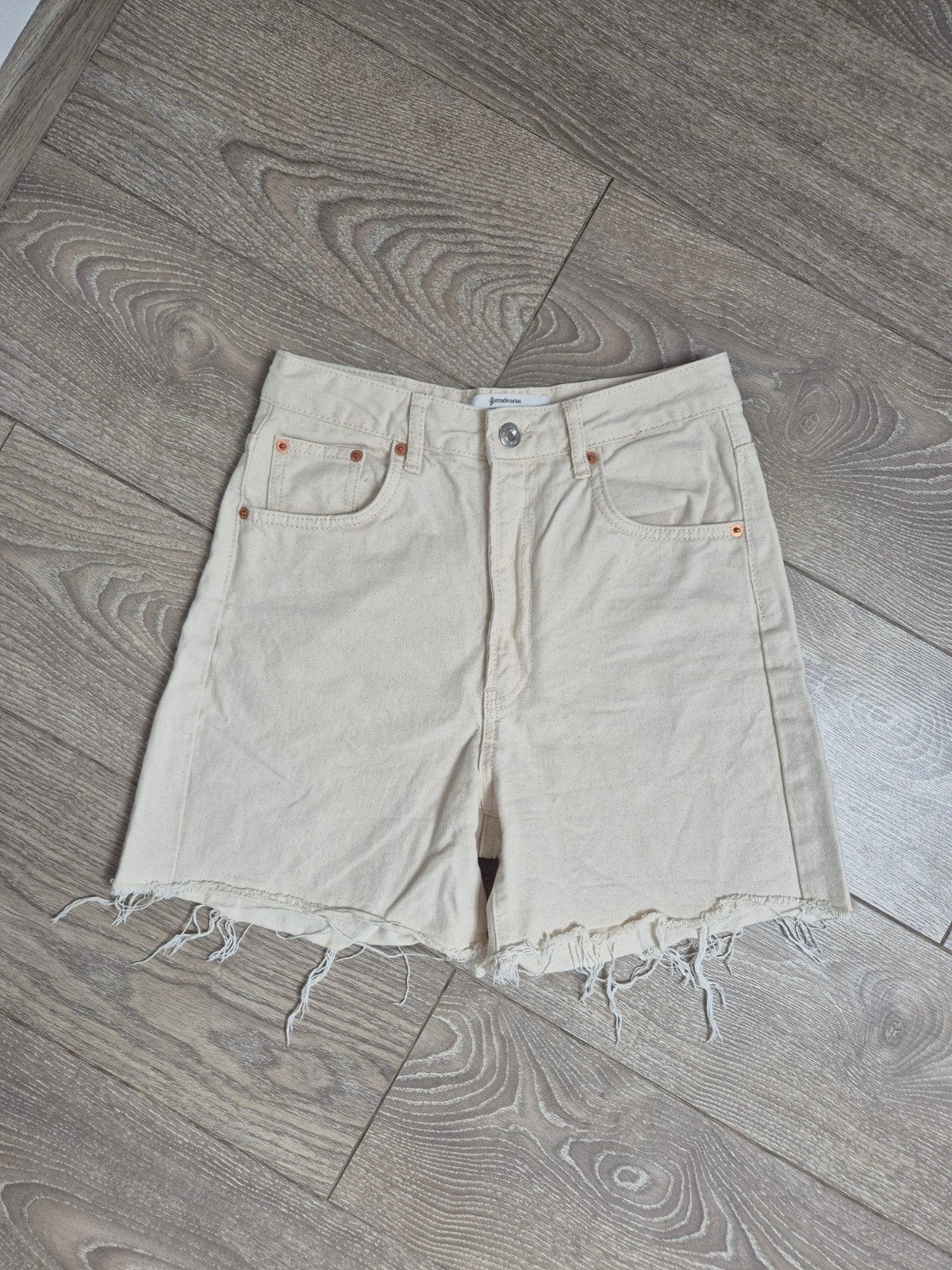 beige short. maat 36, Overige kleuren, Verzenden, Zo goed als nieuw, W28 - W29 (confectie 36)