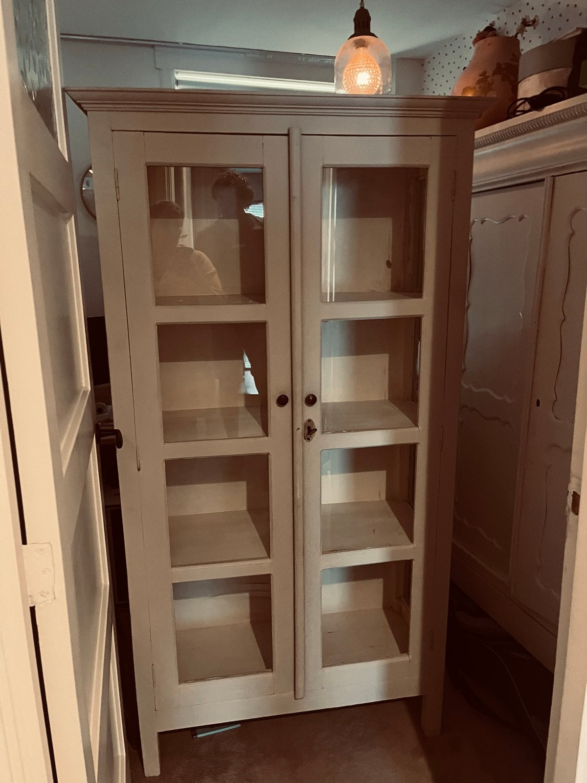 Leuke kast met glazen deuren, beige zand kleur, Antiek en Kunst, Antiek | Meubels | Kasten, Ophalen