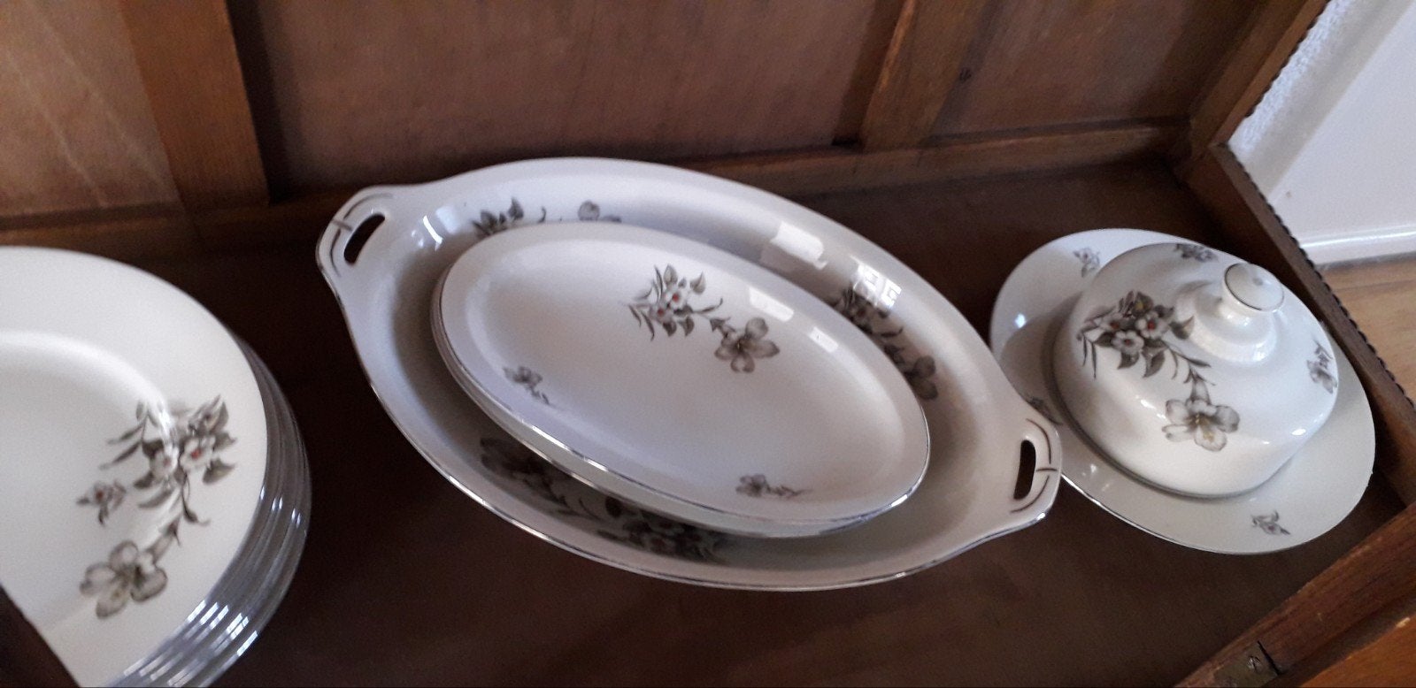 Compleet servies met bloemmotief en zilveren rand, Huis en Inrichting, Keuken | Servies, Ophalen