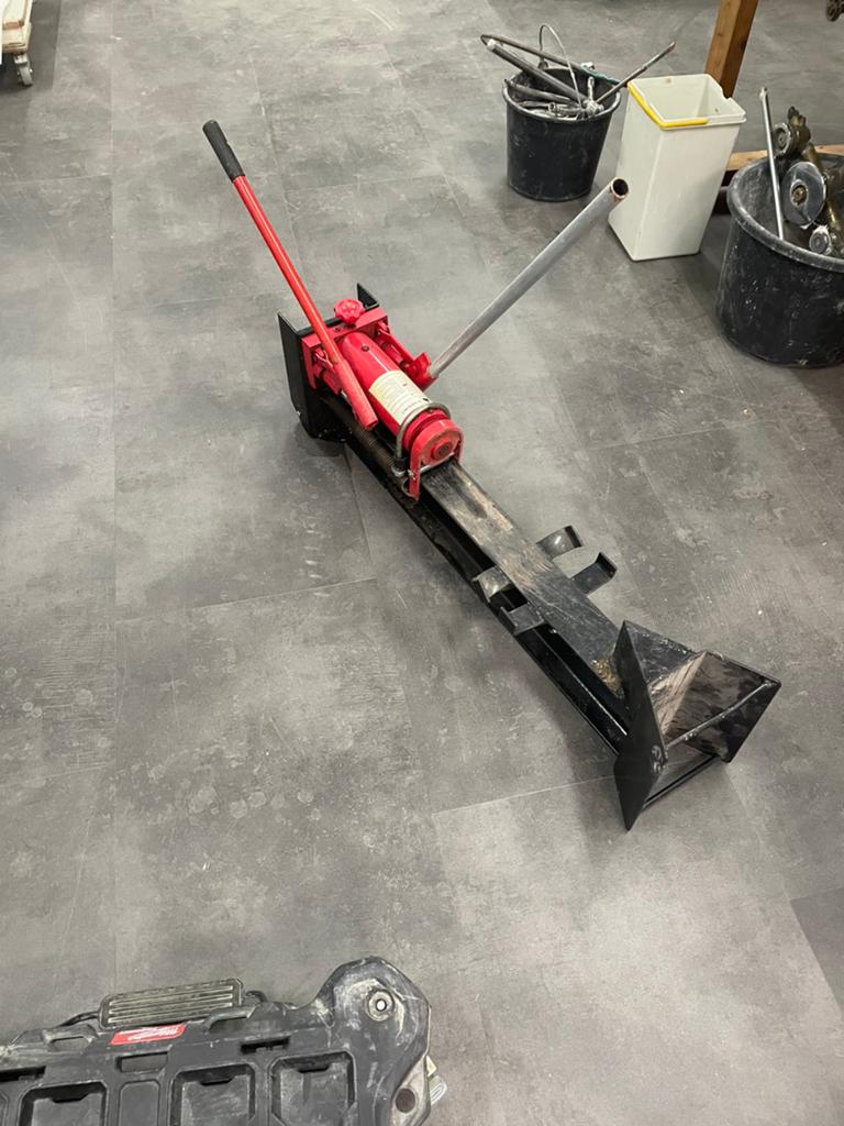Houtblok kloofmachine, Ophalen, Zo goed als nieuw, Liggend