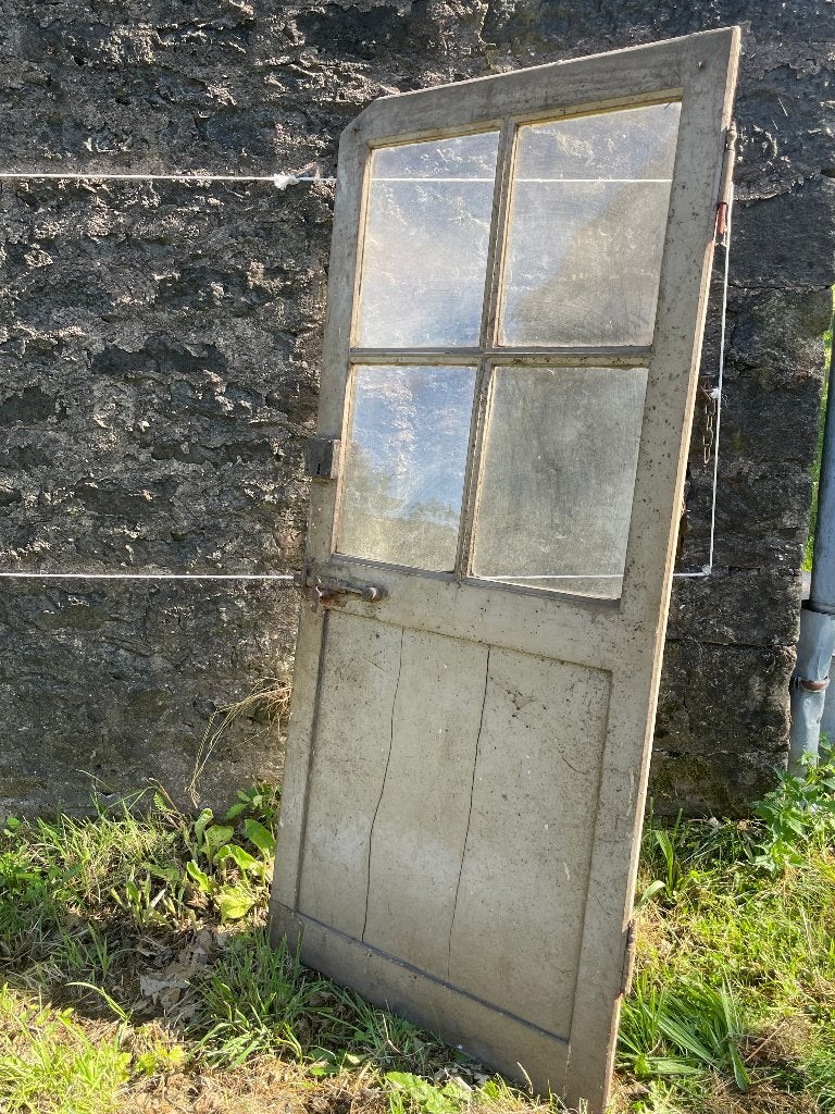 antieke oude houten deur met glas en hefboom klink, Ophalen