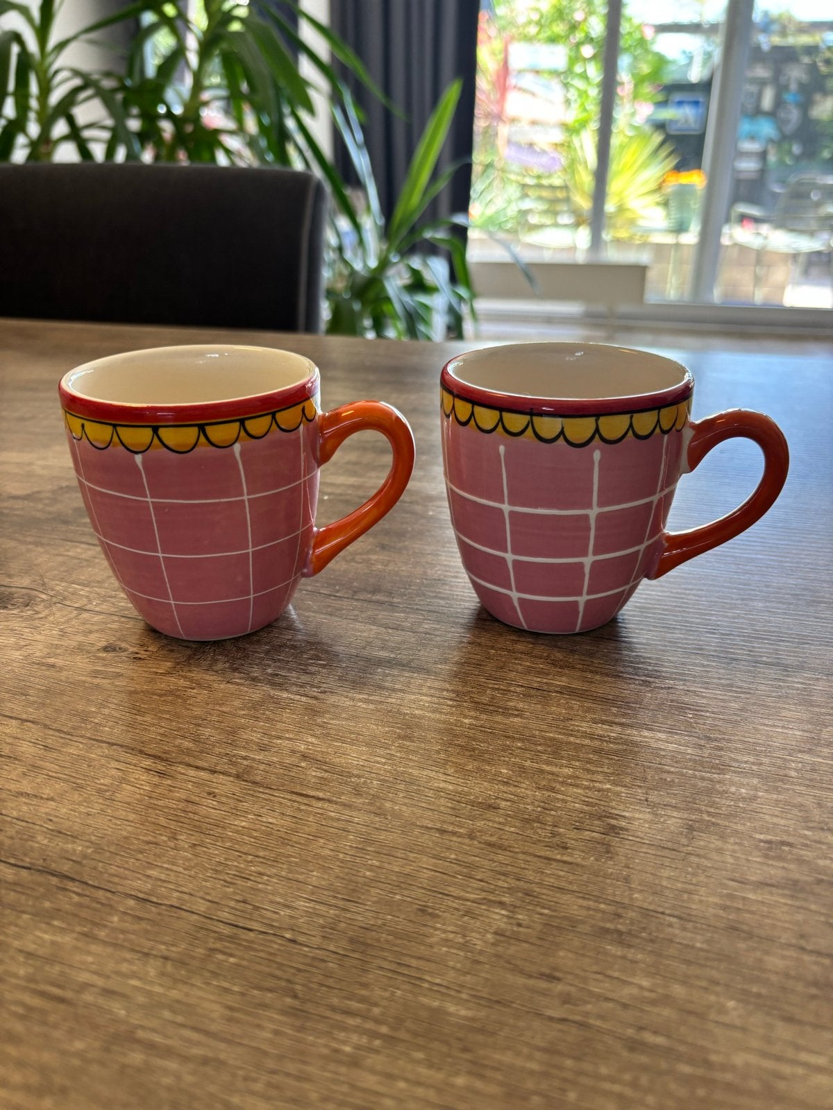 Set van 2 roze mokken met ruitjespatroon en oranje oor, Gebruikt, Overige merken, Keramiek, Modern