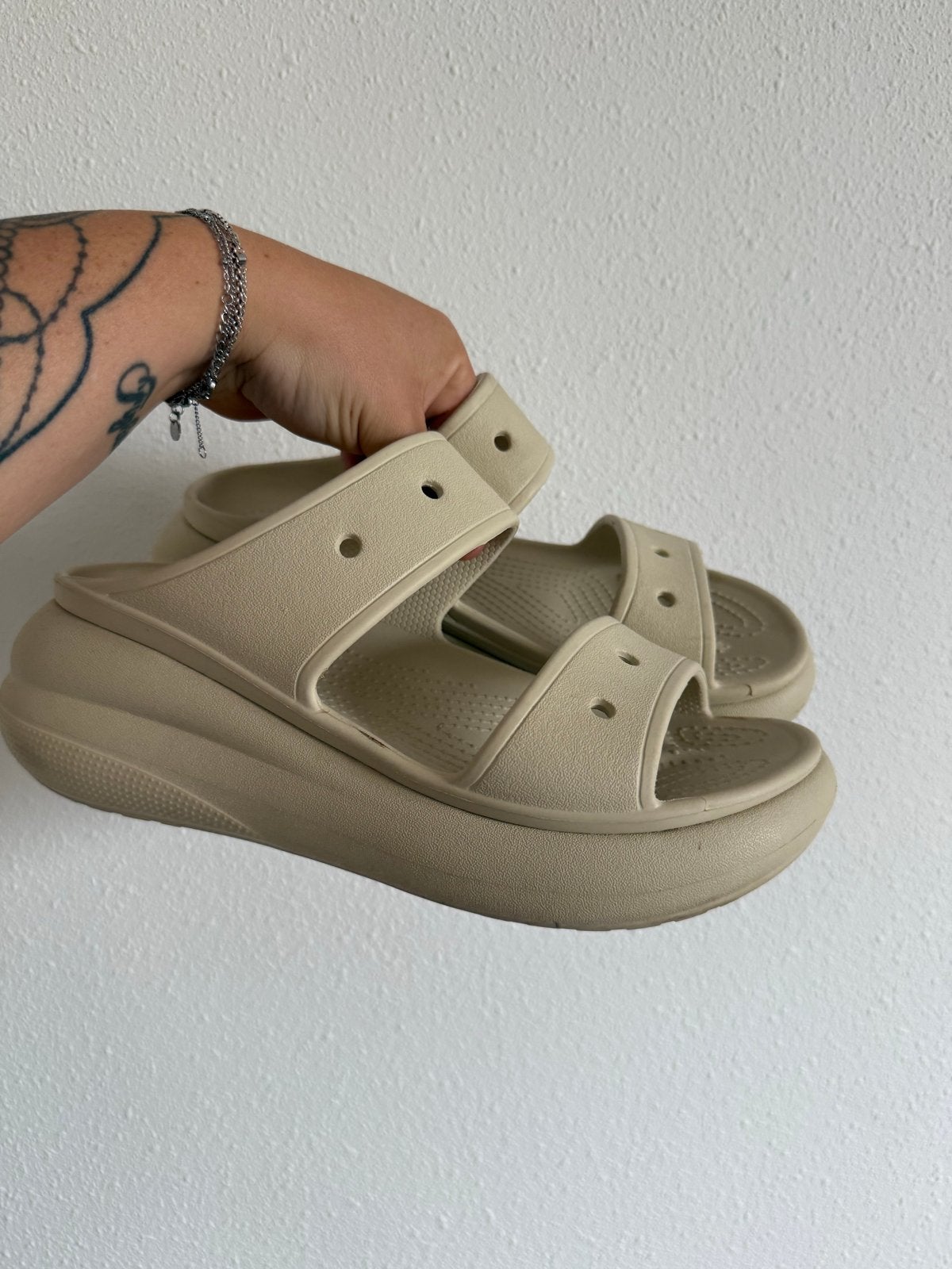 Crocs Classic Bae Clog Sandalen Beige Maat 38-39, Ophalen of Verzenden, Zo goed als nieuw, Beige, Sandalen of Muiltjes