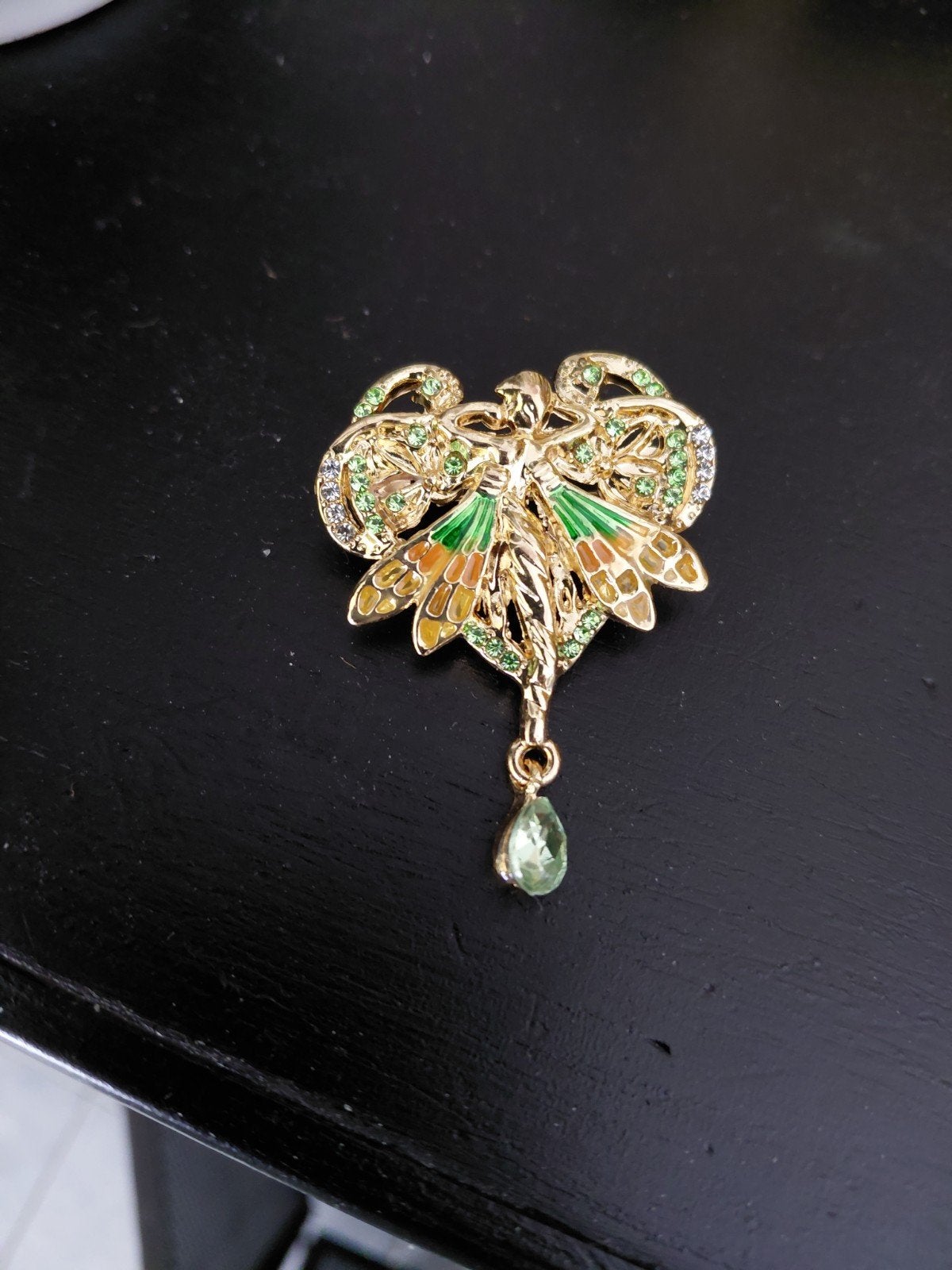 Goudkleurige  Broche met Groene  Oranje Accentjes en Strass, 4 tot 7 cm, Nieuw, Ophalen of Verzenden, Goud