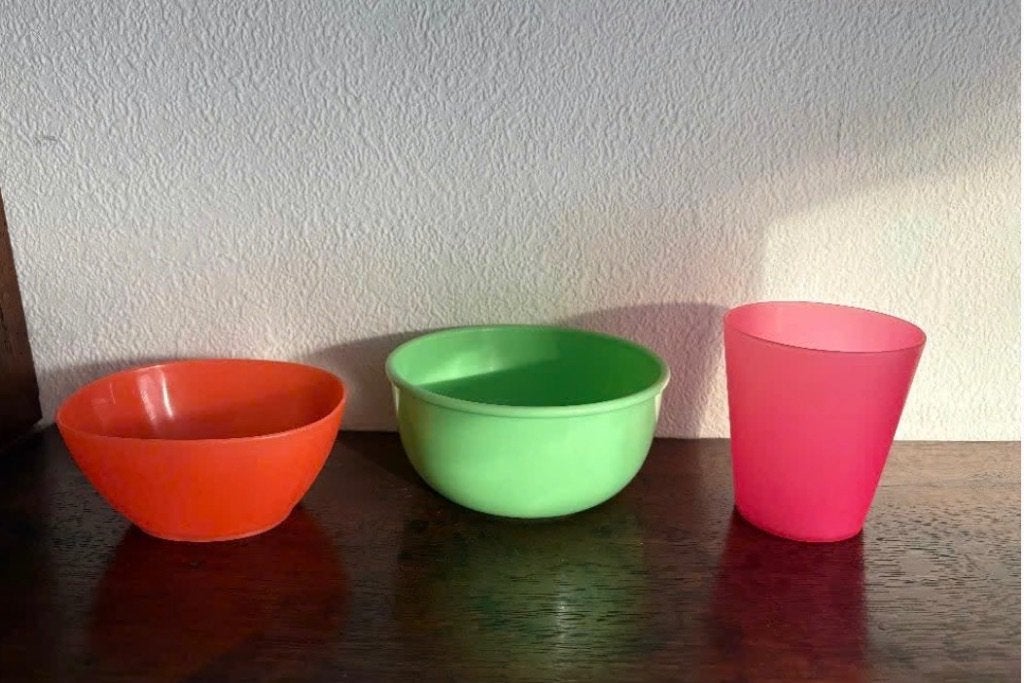 2 kunststof bakjes, schaaltjes en beker, mok, Kunststof, Ophalen of Verzenden, Zo goed als nieuw, Overige stijlen