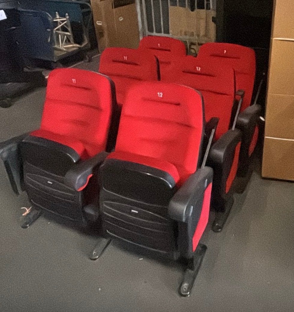 Set van 2 rode originele bioscoopstoelen - Gebruikt, Huis en Inrichting, Ophalen, Gebruikt, Stof, Vijf, Zes of meer stoelen