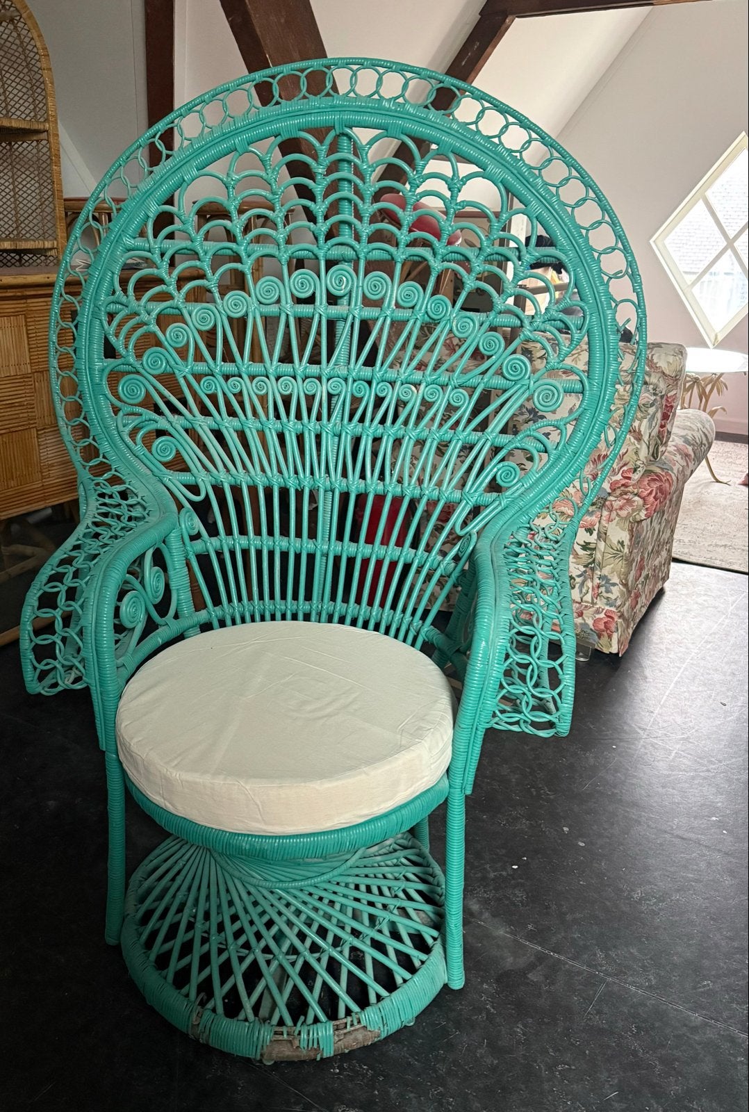 Eyecatcher! Turquoise pauwenstoel met wit zitkussen, Ophalen, Gebruikt, Overige kleuren, Riet of Rotan