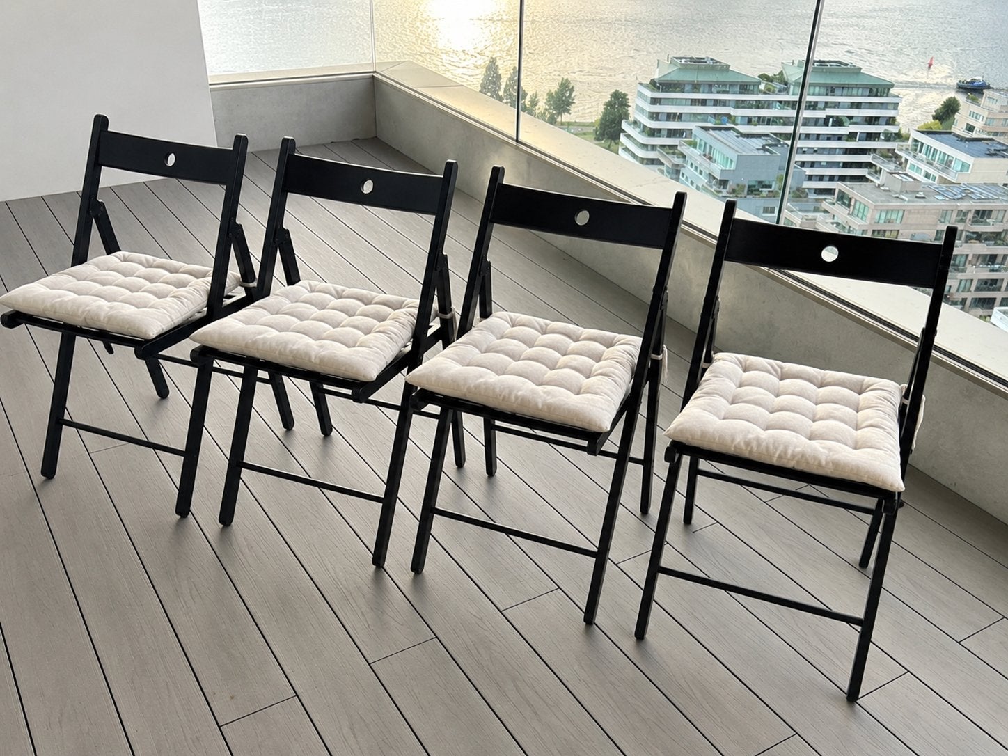 4 IKEA FRÖSVI klapstoelen zwart + kussens – €60, Ophalen of Verzenden, Zo goed als nieuw, Zwart, Vier