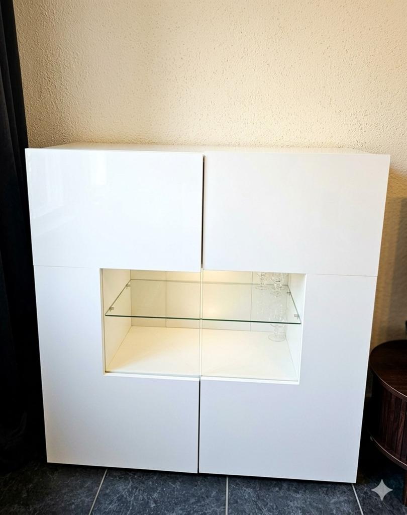 Moderne witte vitrinekast met glazen planken, Huis en Inrichting, Kasten | Vitrinekasten, Met deur(en), 100 tot 150 cm, Zo goed als nieuw
